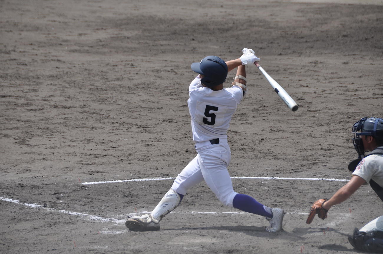 天理対一条　3回表天理2死二、三塁、右越え3点本塁打を放つ下林