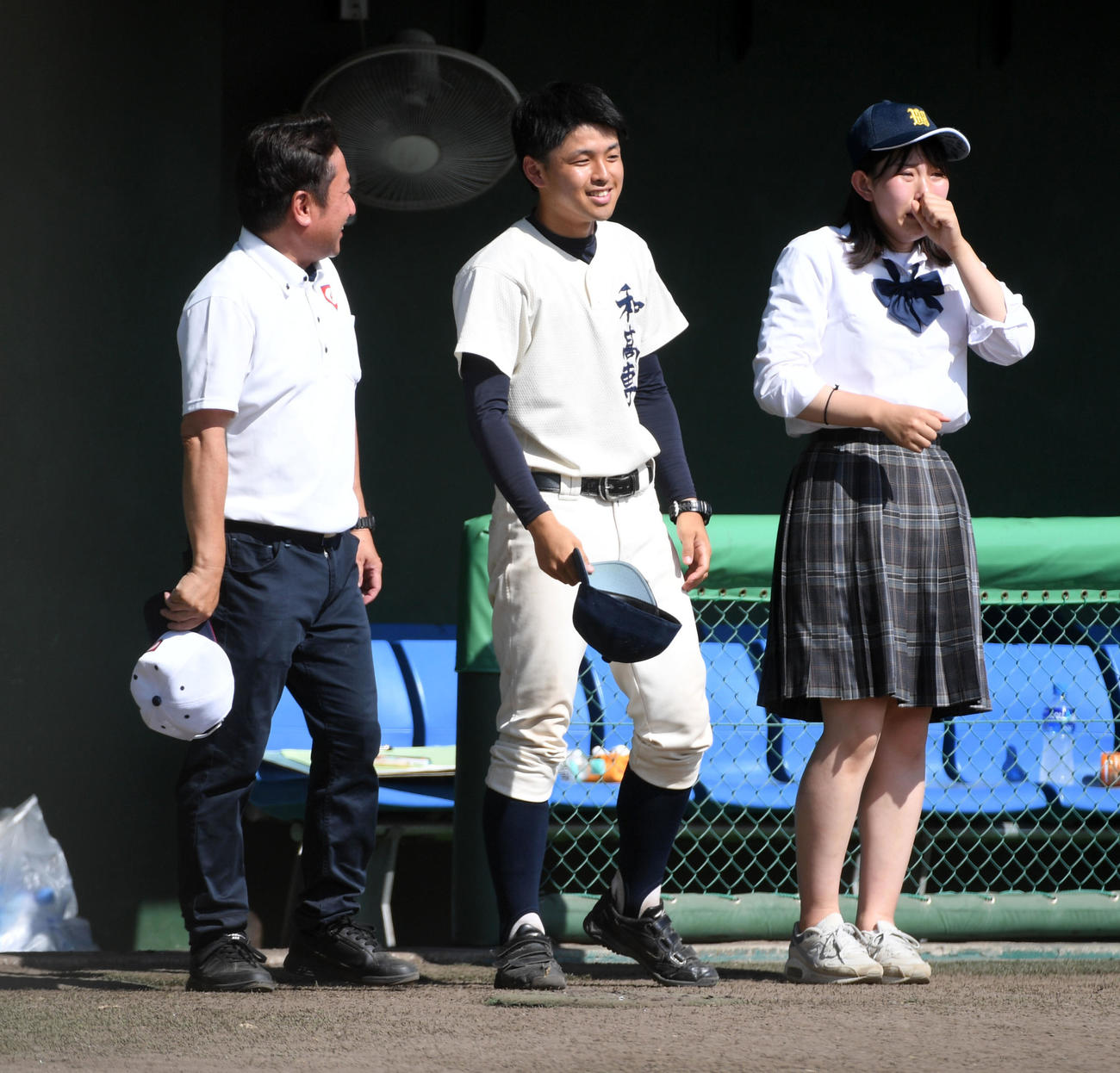 新翔にサヨナラ勝ちし笑顔を見せる和歌山高専・羽田監督（中央）（撮影・前岡正明）