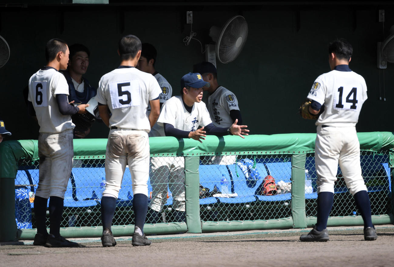 新翔対和歌山高専　9回、ナインに指示を出す和歌山高専・羽田監督（撮影・前岡正明）