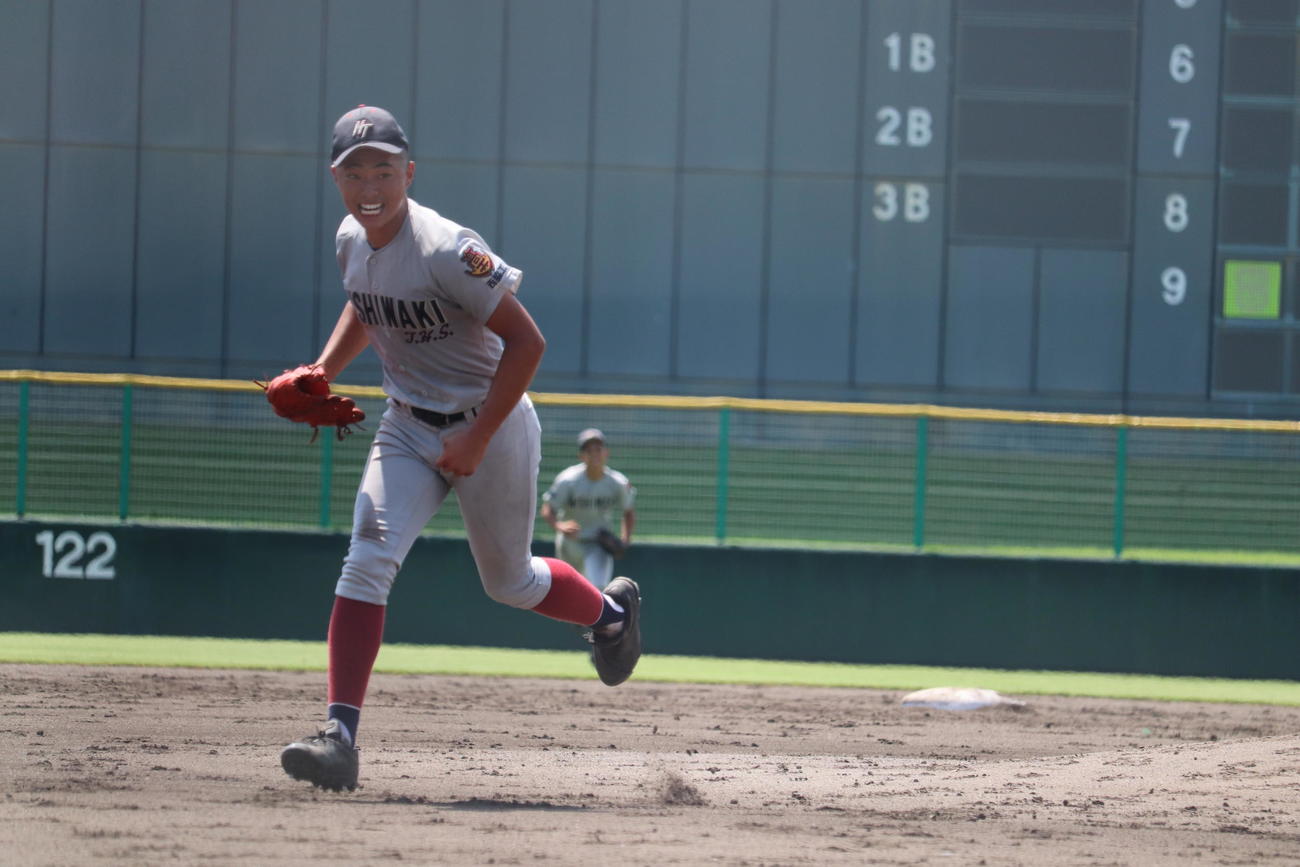 洲本戦の4回、2死満塁のピンチで三振を奪い拳を握る西脇工・東田健臣（撮影・関野真佑）