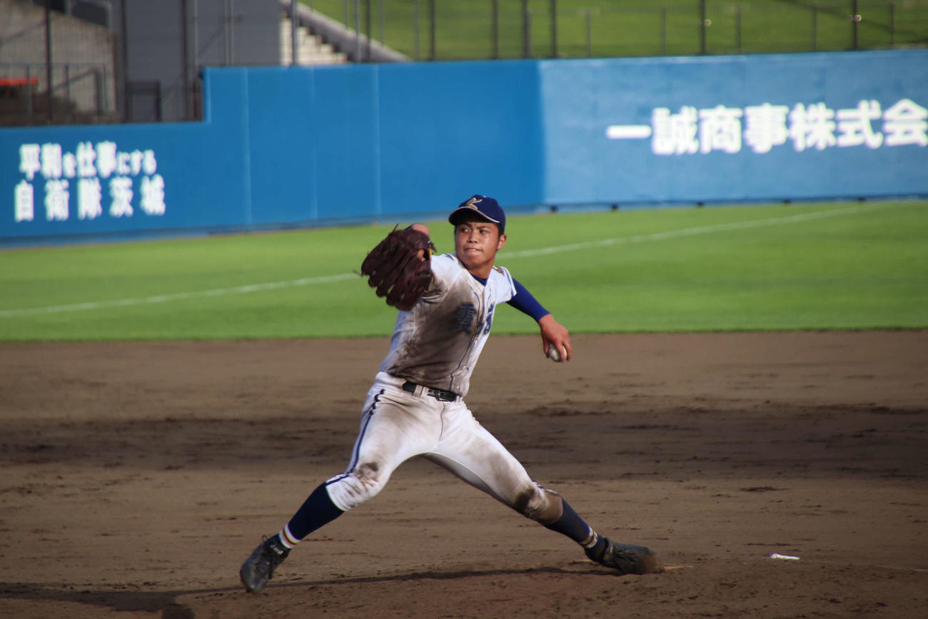 4回を投げ3安打6三振と好投した霞ケ浦のエース山本（撮影・保坂淑子）