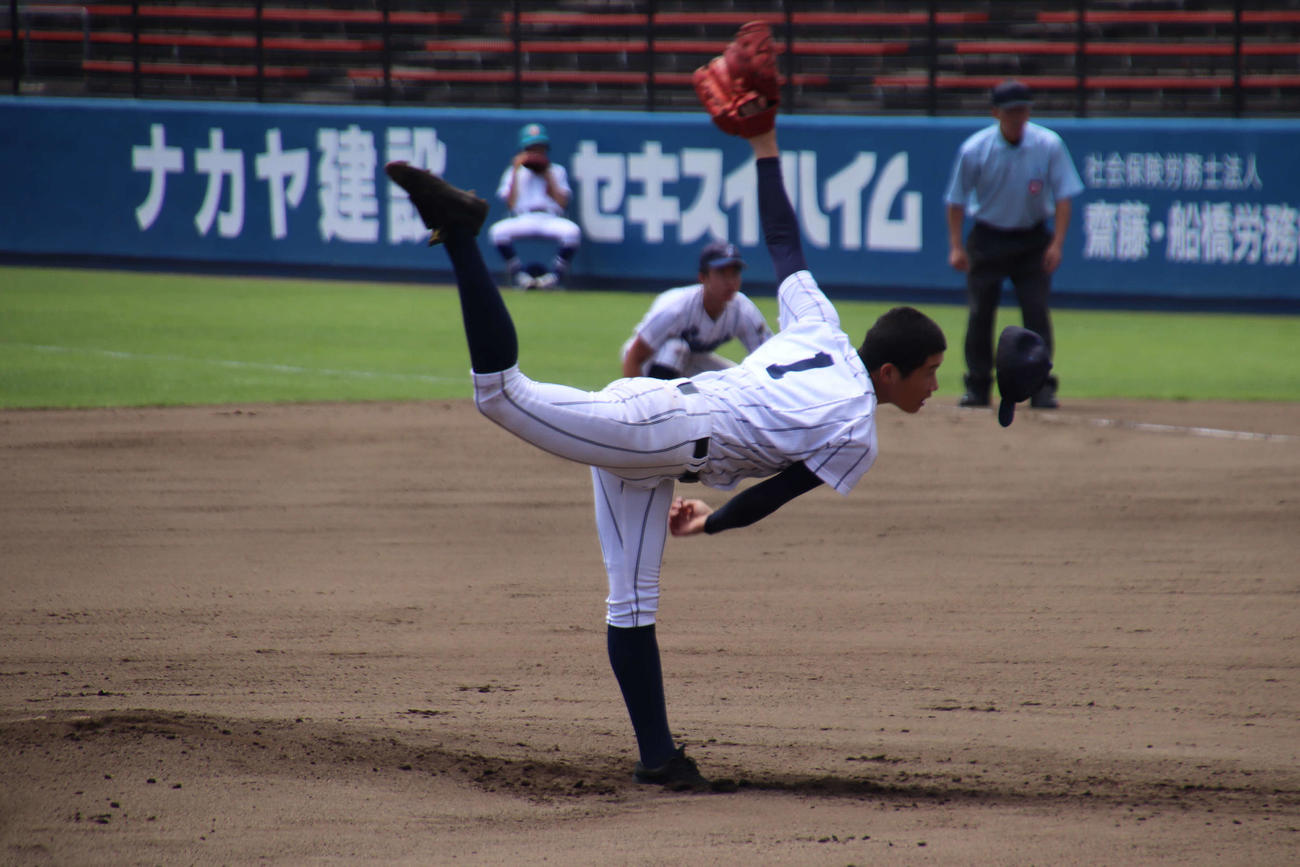 水戸啓明対佐和　初回から帽子を飛ばしながら力投し、自己最速145キロを記録した佐和のエース黒田（撮影・保坂淑子）