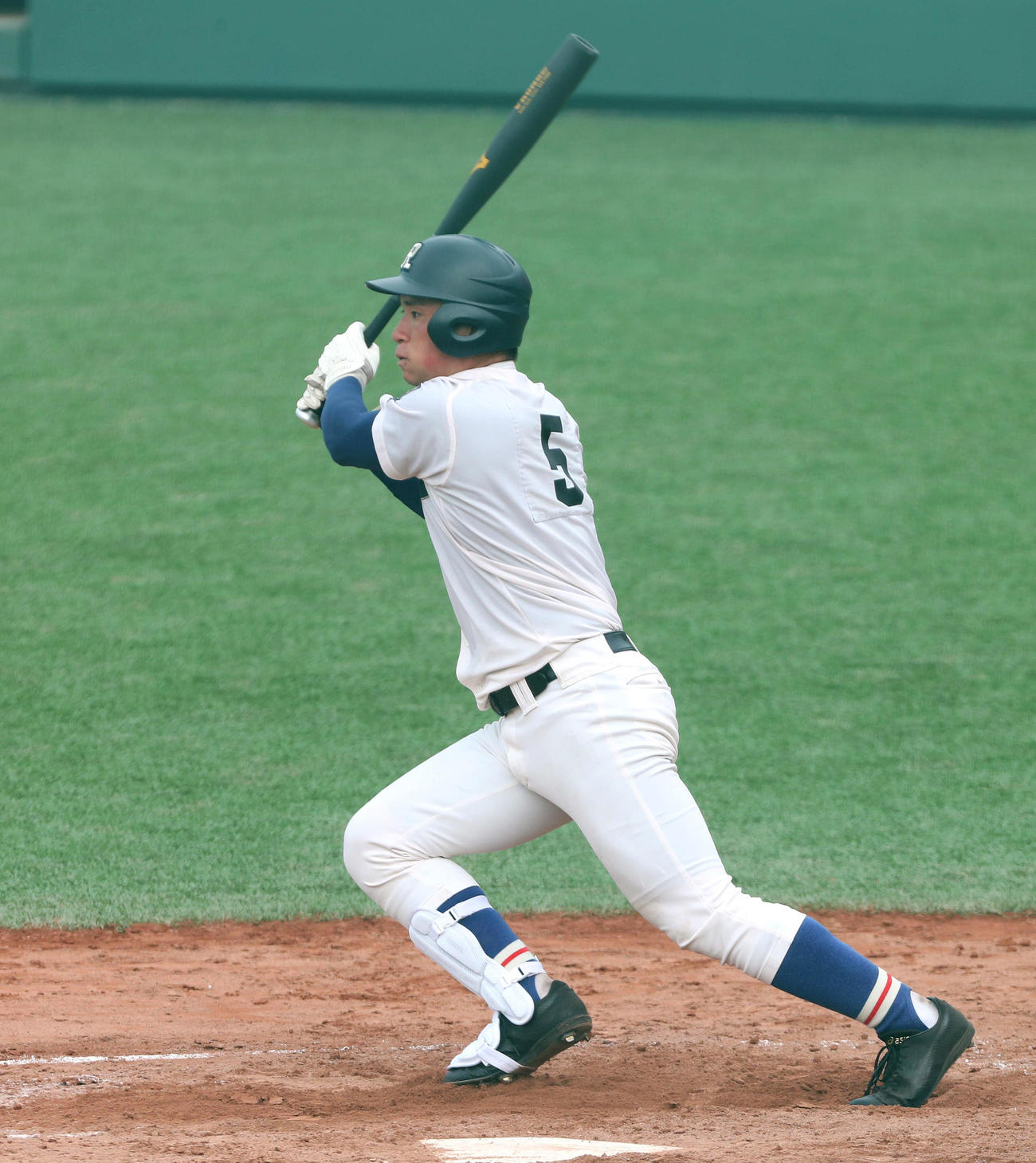 四條畷対履正社　3回裏履正社1死二塁、中前適時打を放つ小深田大地（撮影・白石智彦）