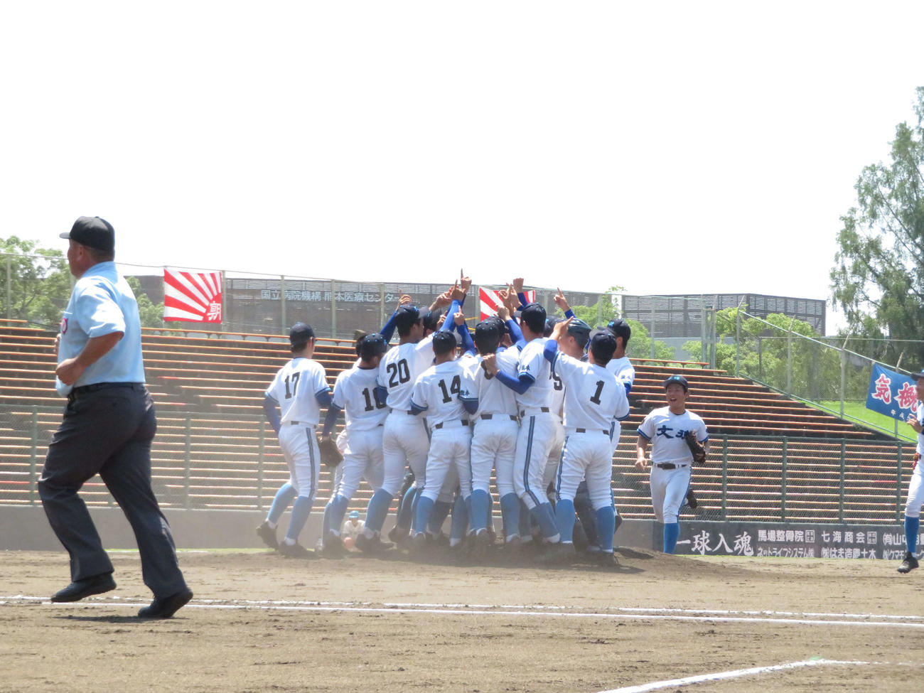 熊本市内地区の優勝を決め歓喜の文徳ナイン