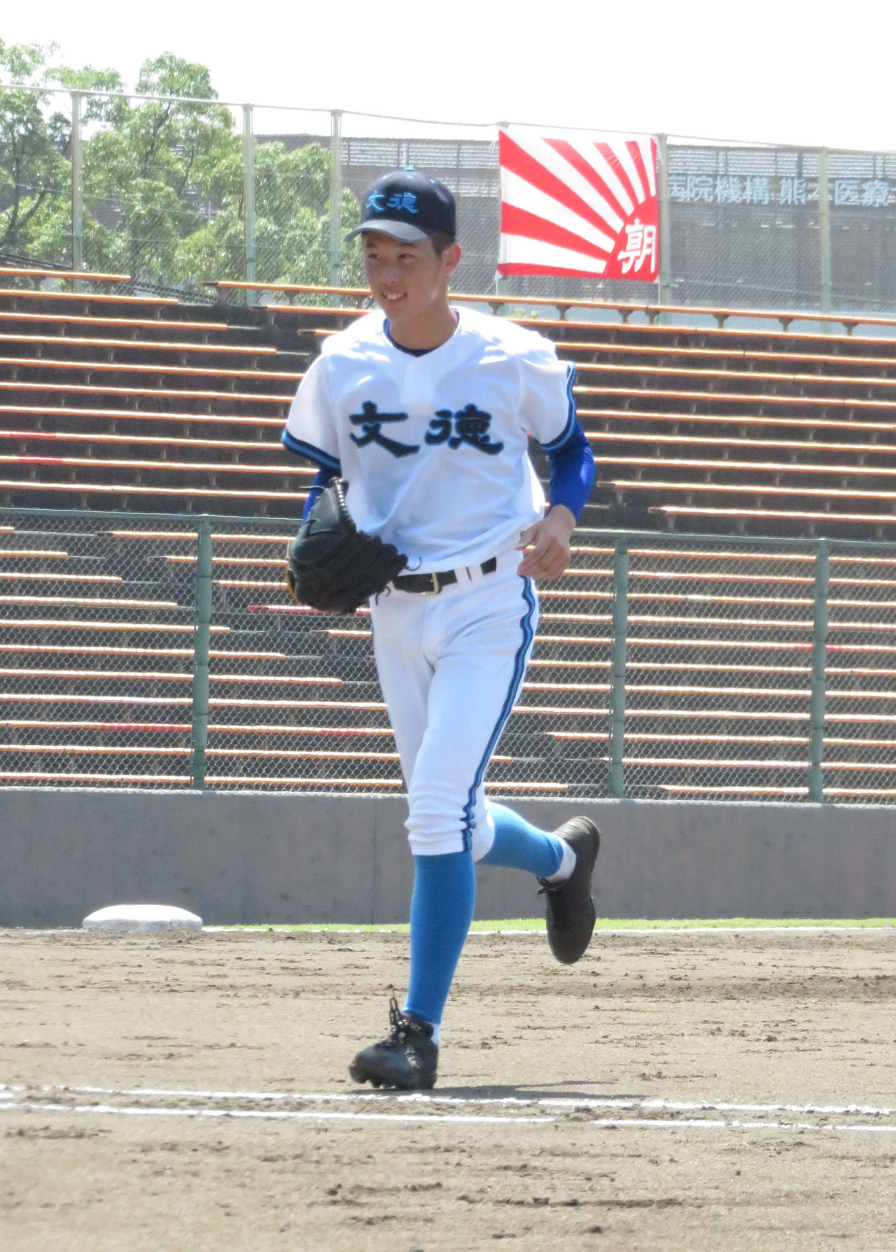 9回途中1失点の好投でマウンドを降りる文徳・田辺斉真投手