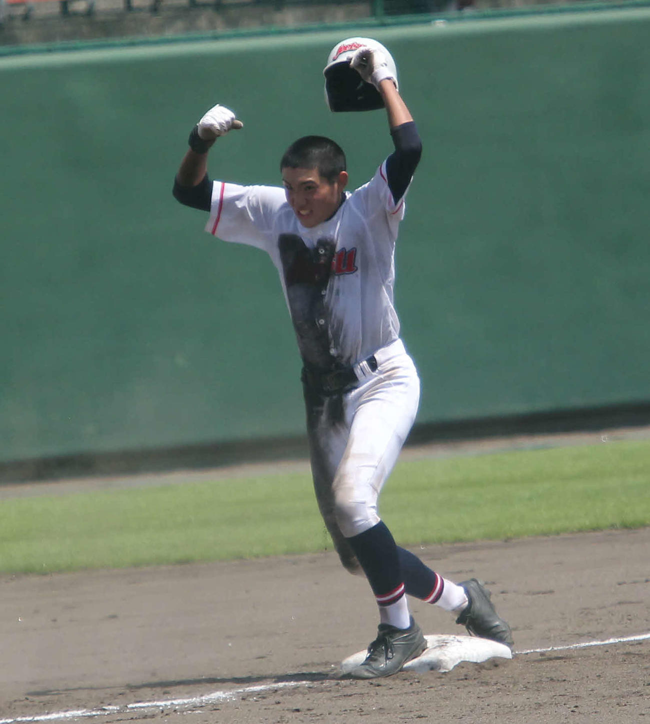 関根学園対上越　2－5の7回2死満塁。左中間へ走者一掃の同点二塁打を打った堀川は送球間に三塁を奪いガッツポーズ