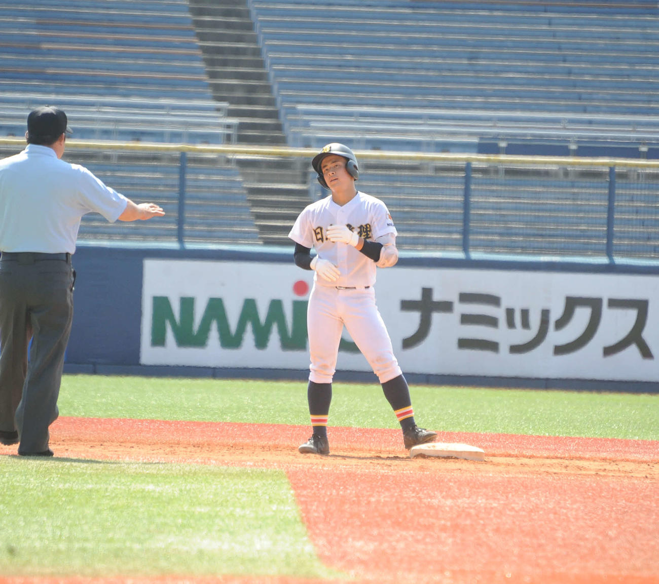 日本文理対北越　先制の適時二塁打を放った日本文理・千島は塁上でほっとした表情