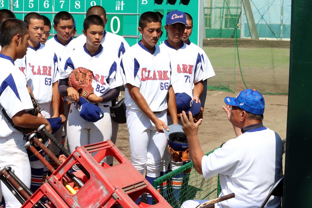 5日から開幕する北北海道大会に向け真剣な表情で佐々木監督（右）の話を聞くクラークの選手たち（撮影・永野高輔）