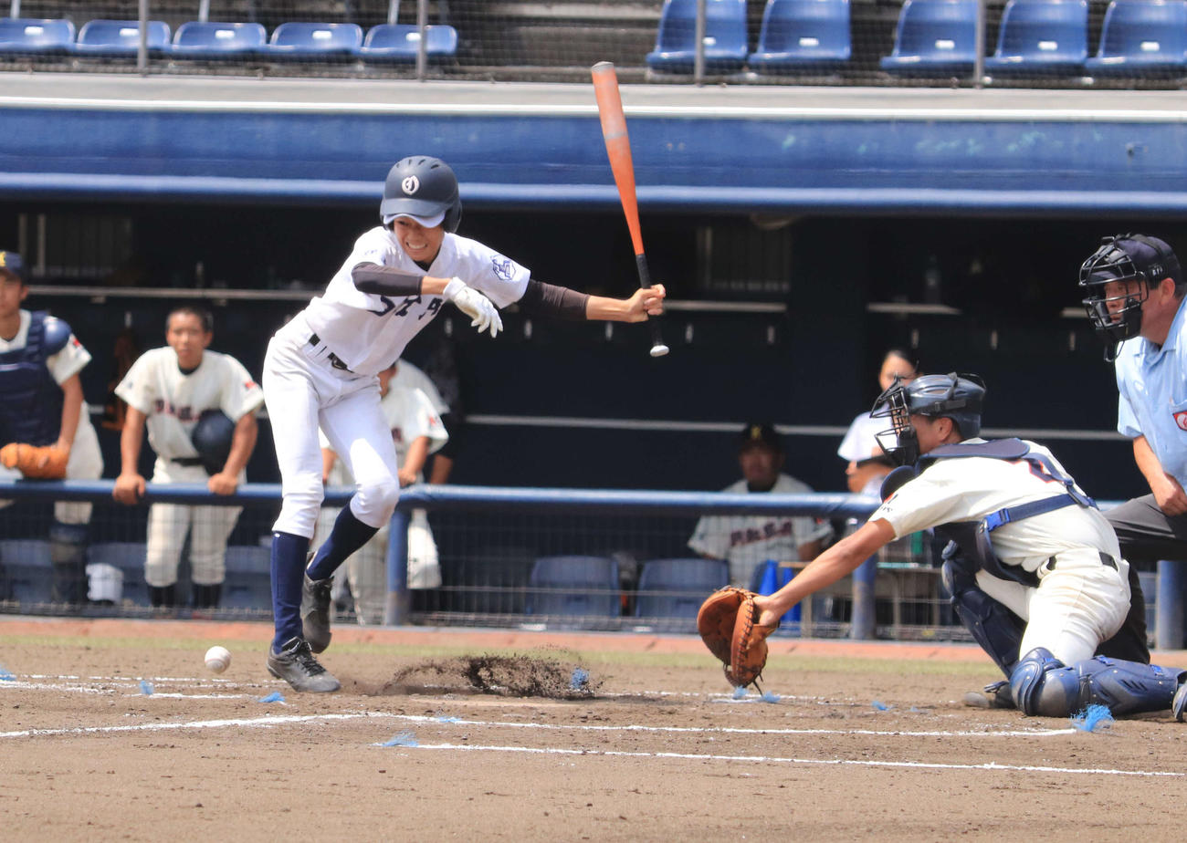明和県央対県太田　3回先頭、死球を受け顔をゆがめる伊集院（撮影・小早川宗一郎）