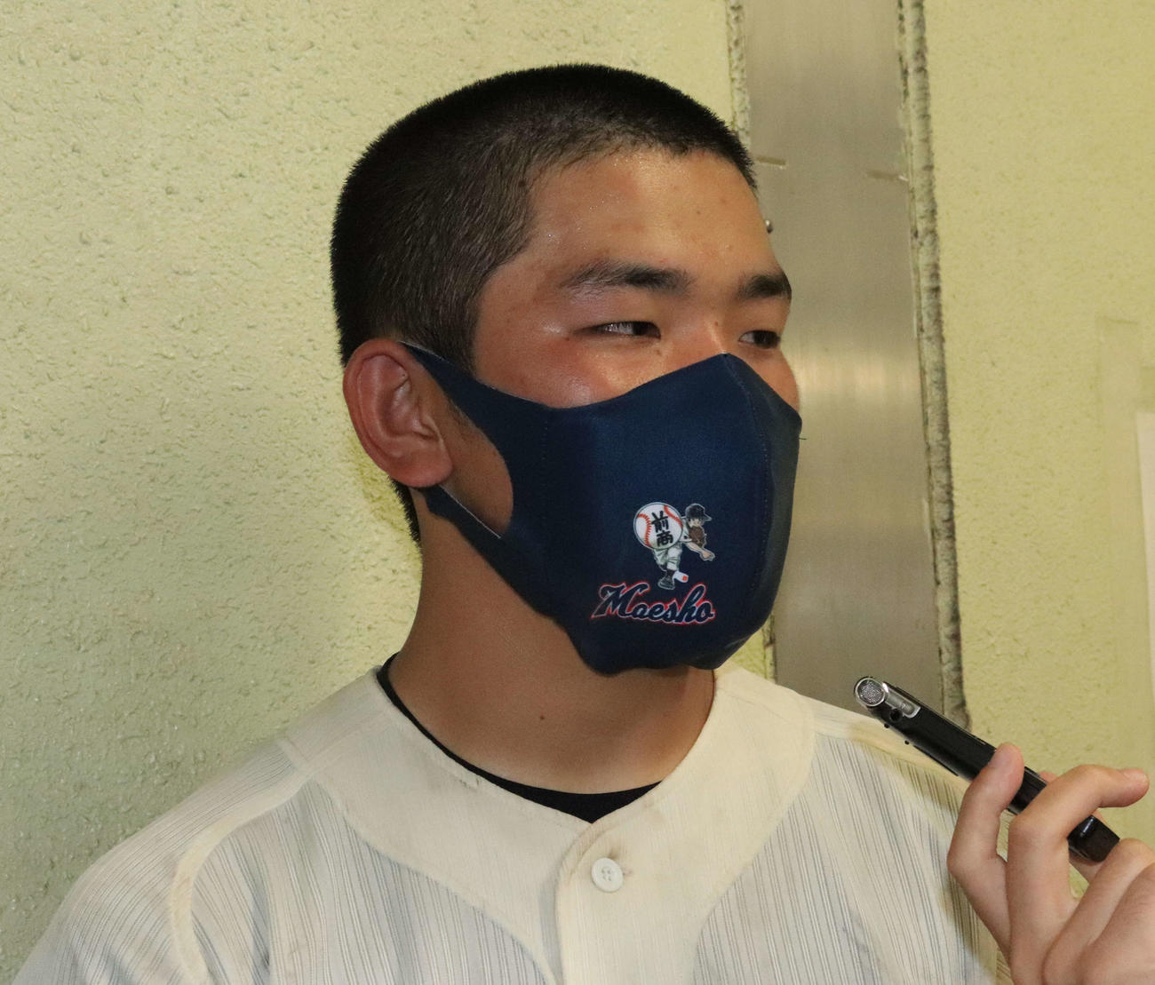 あだち充氏の「タッチ」のイラストがプリントされたマスクを着用する前橋商の橋本（撮影・小早川宗一郎）