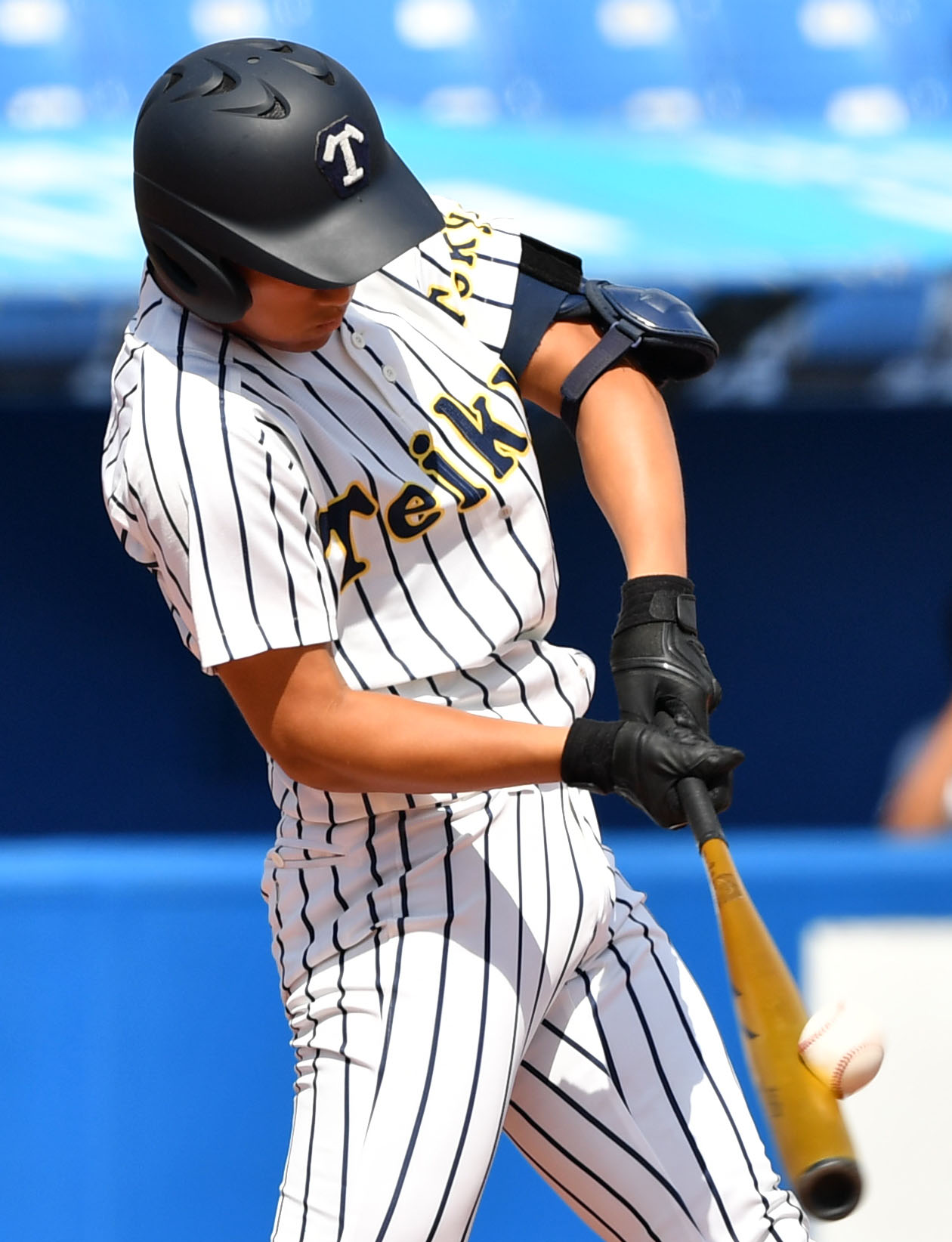 成城対帝京　1回裏帝京2死三塁、右前適時二塁打を放つ加田（撮影・横山健太）