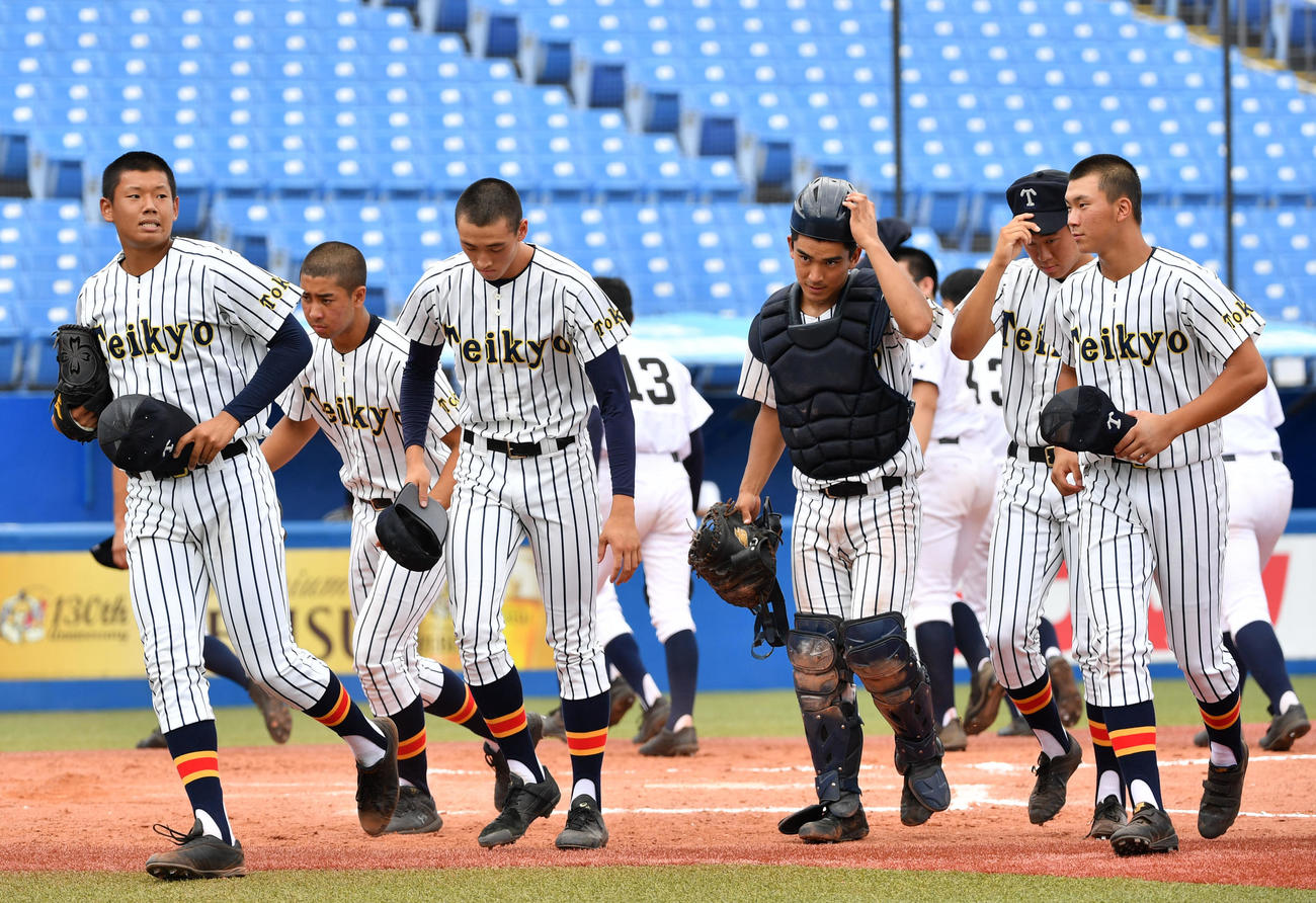 成城対帝京　成城に勝利し引き揚げる帝京ナイン（撮影・横山健太）