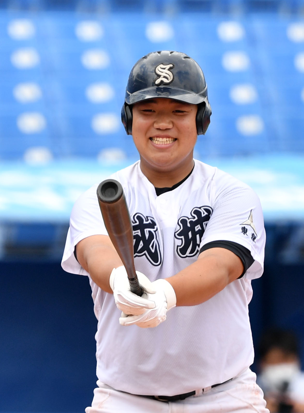 成城対帝京　9回表成城2死、打席で笑顔を見せる且元（撮影・横山健太）
