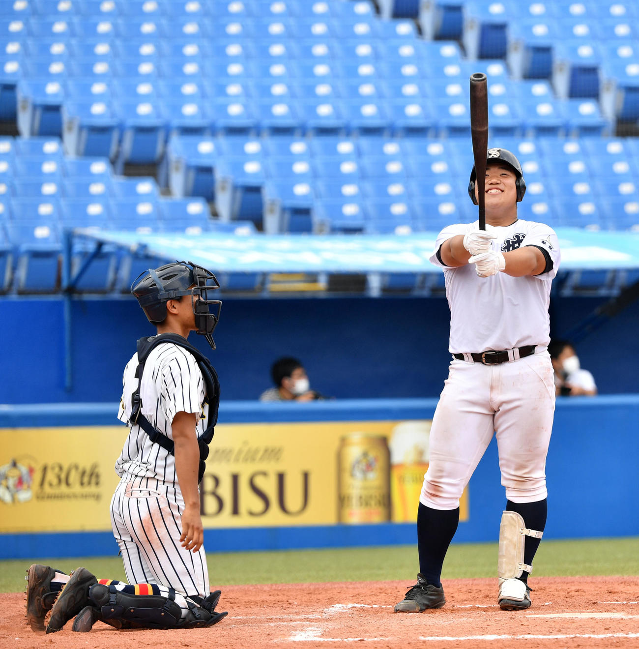 成城対帝京　9回表成城2死、打席で笑顔を見せる且元（撮影・横山健太）