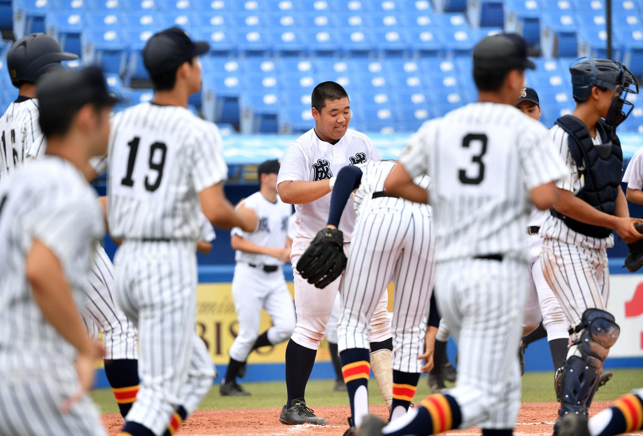 成城対帝京　帝京に敗れた且元（中央）ら成城ナイン（撮影・横山健太）