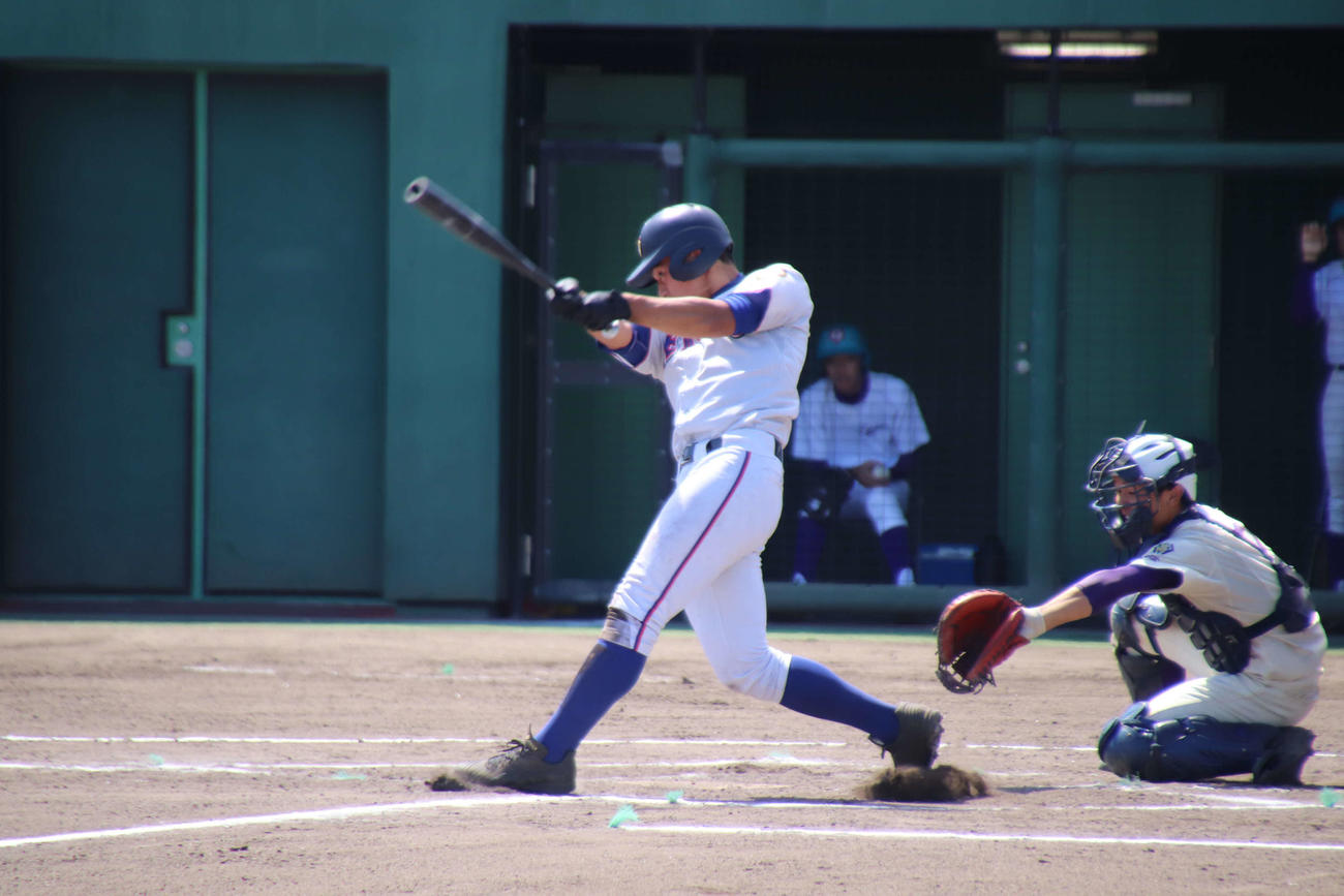 明秀日立対江戸川学園取手　初回の先制打に5回の勝ち越し打と、3打点を挙げた明秀日立の4番、久保田の打撃（撮影・保坂淑子）
