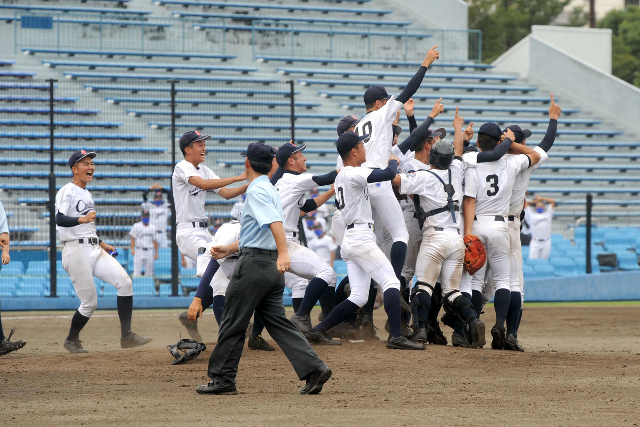 夏の県大会初優勝を決め、マウンド上で喜びを爆発させる聖隷クリストファーナイン