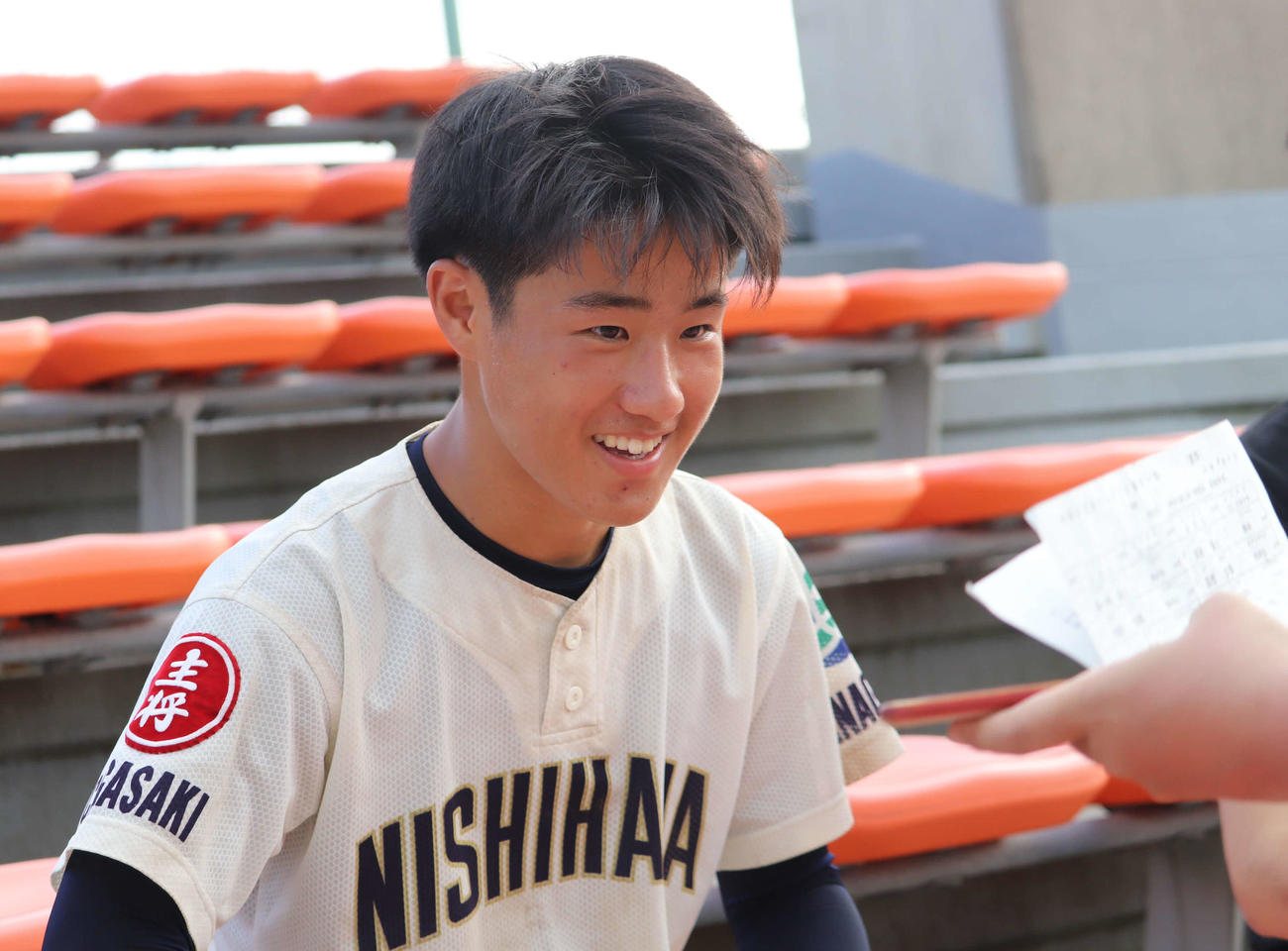 海洋科学対茅ケ崎西浜　46得点で大勝し、茅ケ崎西浜・青木主将は報道陣の取材に笑顔で答える（撮影・湯本勝大）