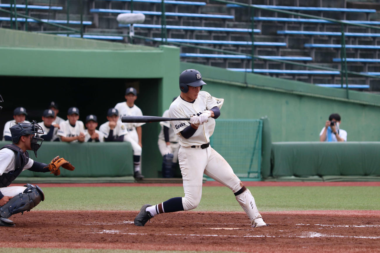 文星芸大付・背番号34を着けて4番で先制打を放つ伴（撮影・沢田直人）