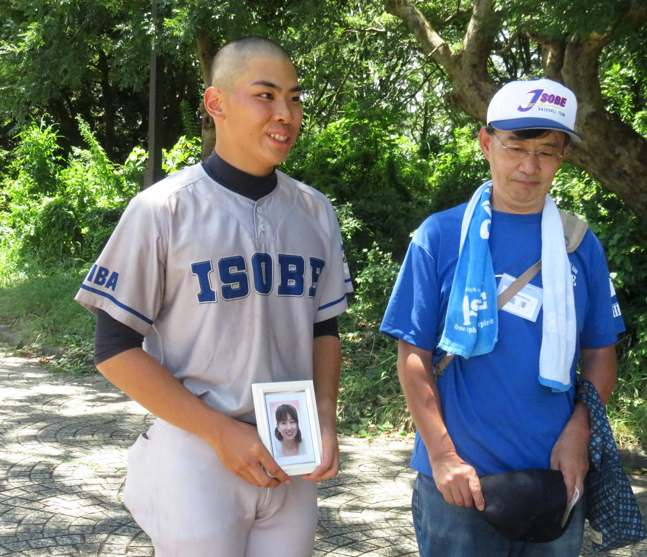 母の遺影を手にする磯辺・鵜沢と父慎二さん（撮影・玉置肇）