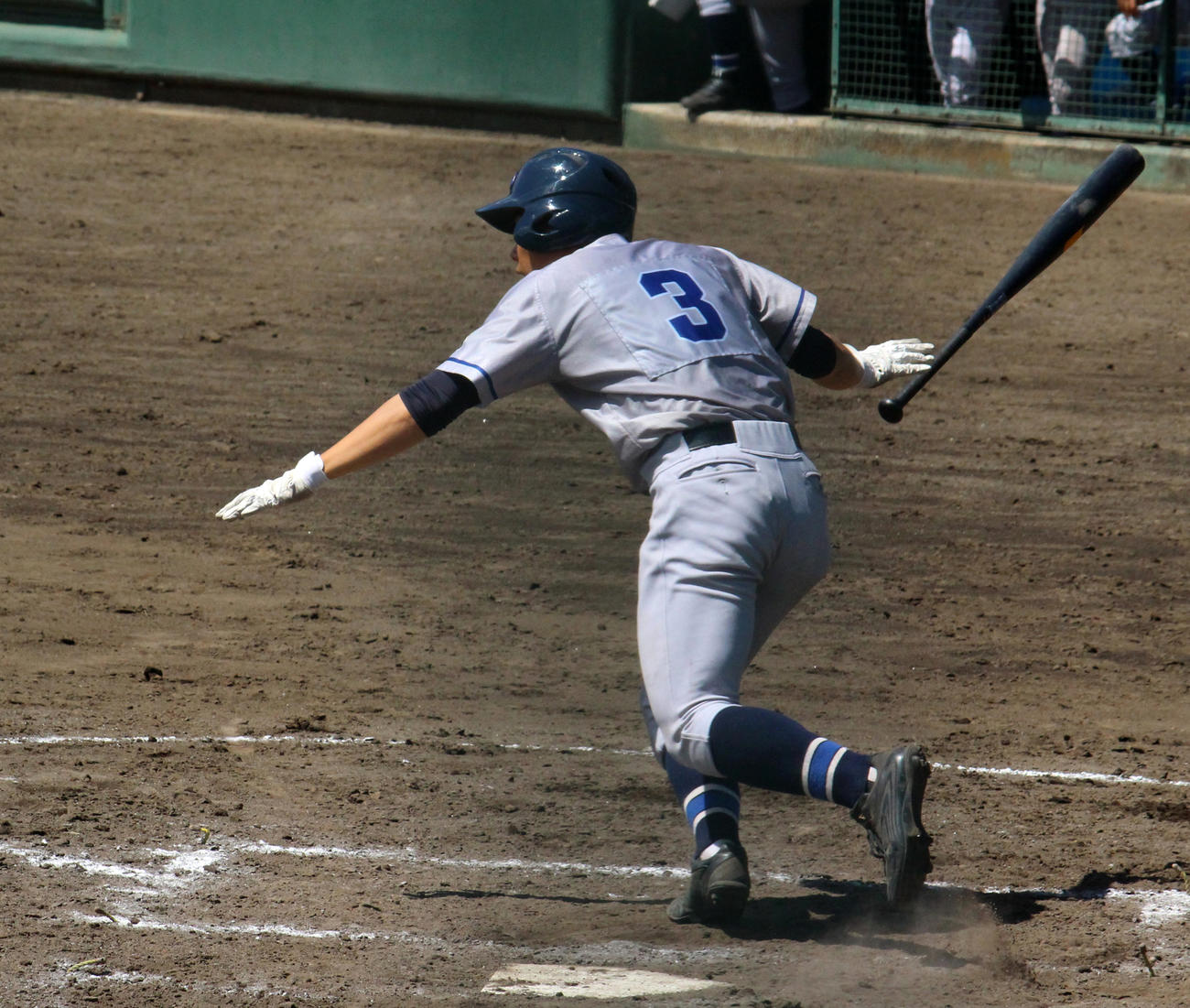 5回表1死一、二塁、右越えに3点本塁打を放つ磯辺・鵜沢（撮影・玉置肇）