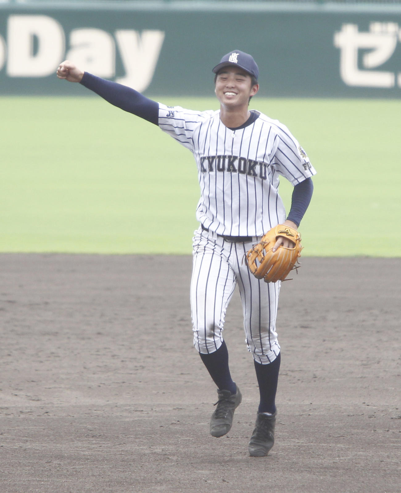 九州国際大付対真颯館　優勝しガッツポーズするプロ注目の九州国際大付・石田渉人内野手（撮影・菊川光一）
