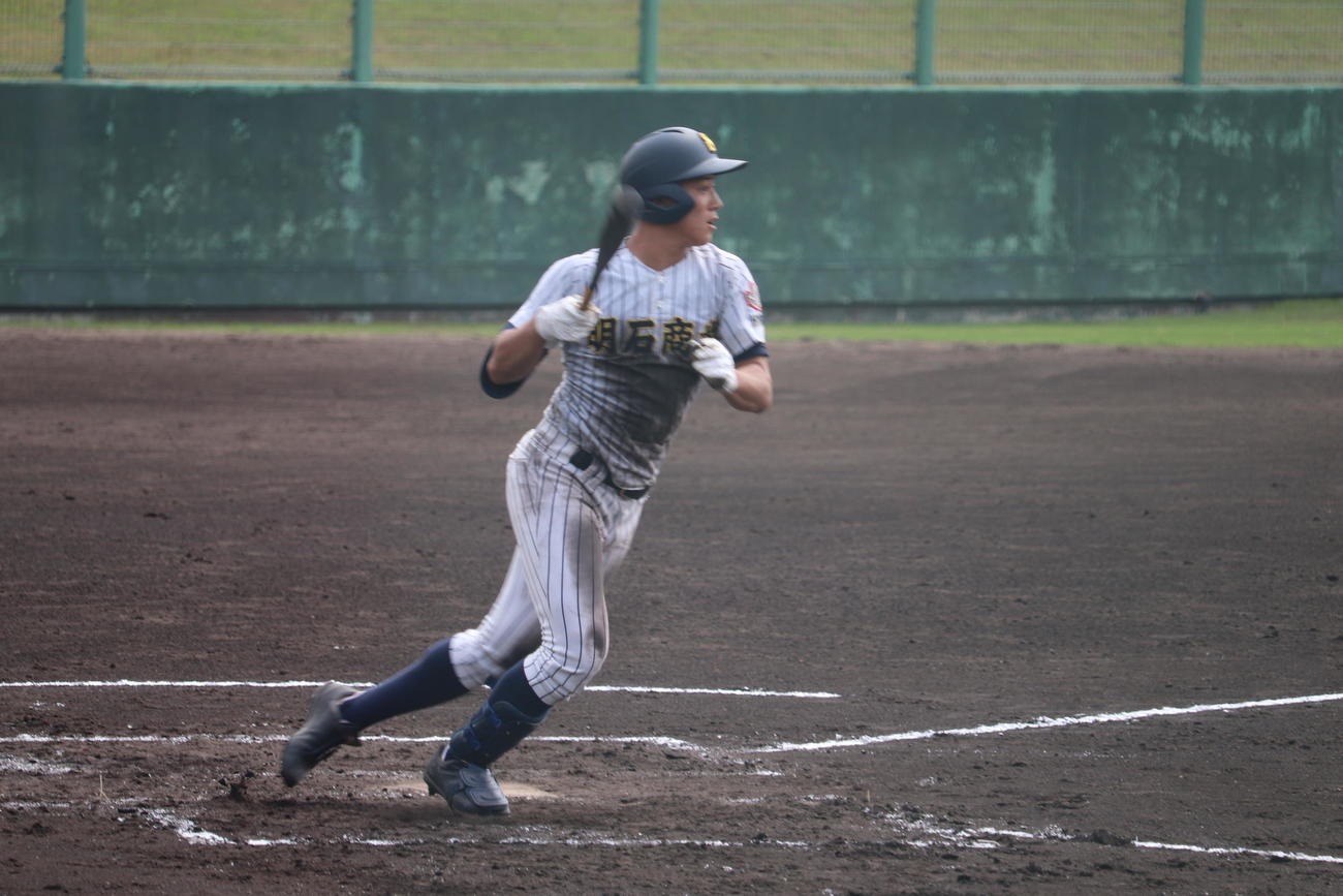 2回、2死満塁から先制の2点適時打を放った明石商・来田（撮影・望月千草）