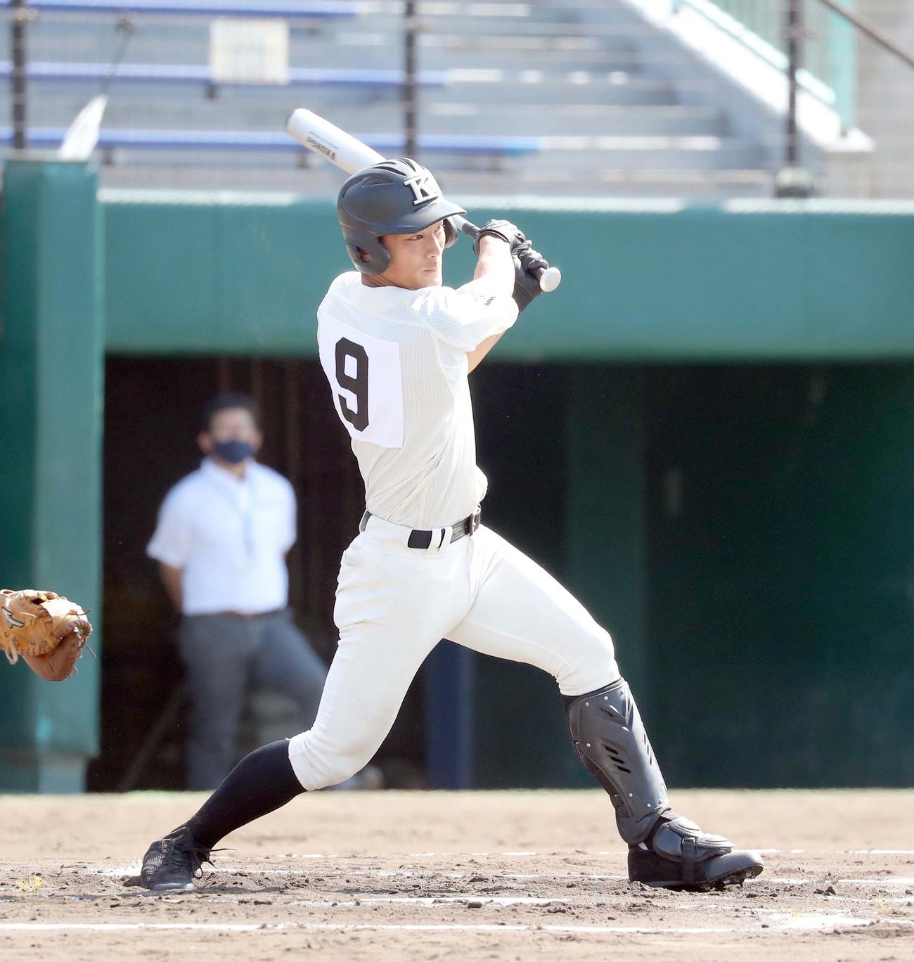 札幌新川対駒大苫小牧　1回裏駒大苫小牧2死三塁、藤原は先制となる右前適時打を放つ（撮影・佐藤翔太）