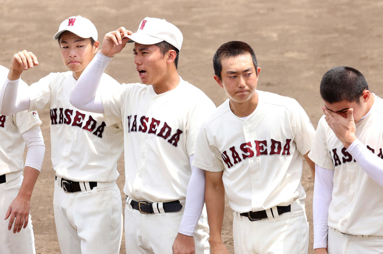 敗戦し応援席にあいさつする早実・清宮（左から2人目）（撮影・鈴木正人）
