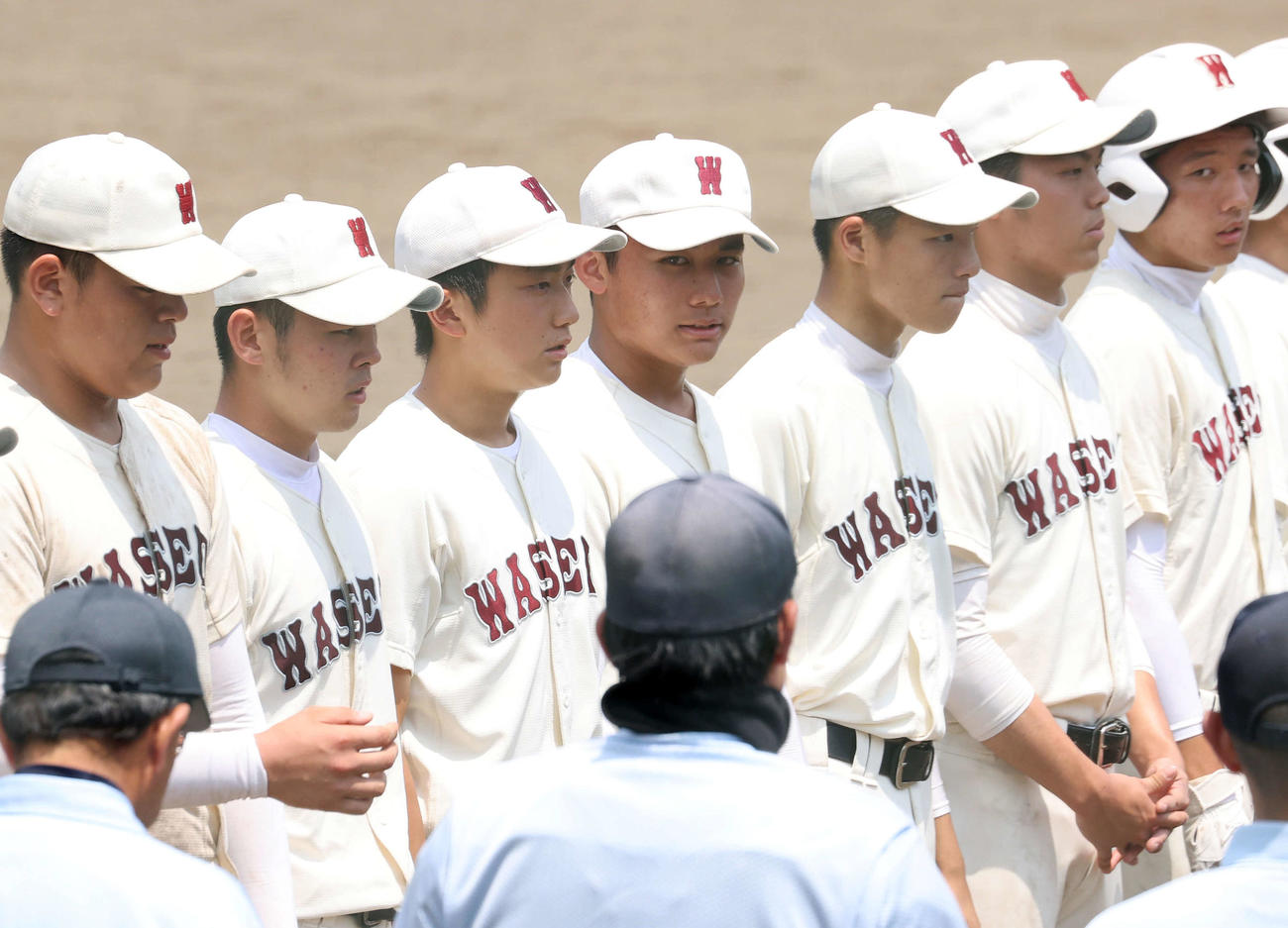 早実対国士舘　敗戦し整列する早実・清宮（中央）（撮影・鈴木正人）