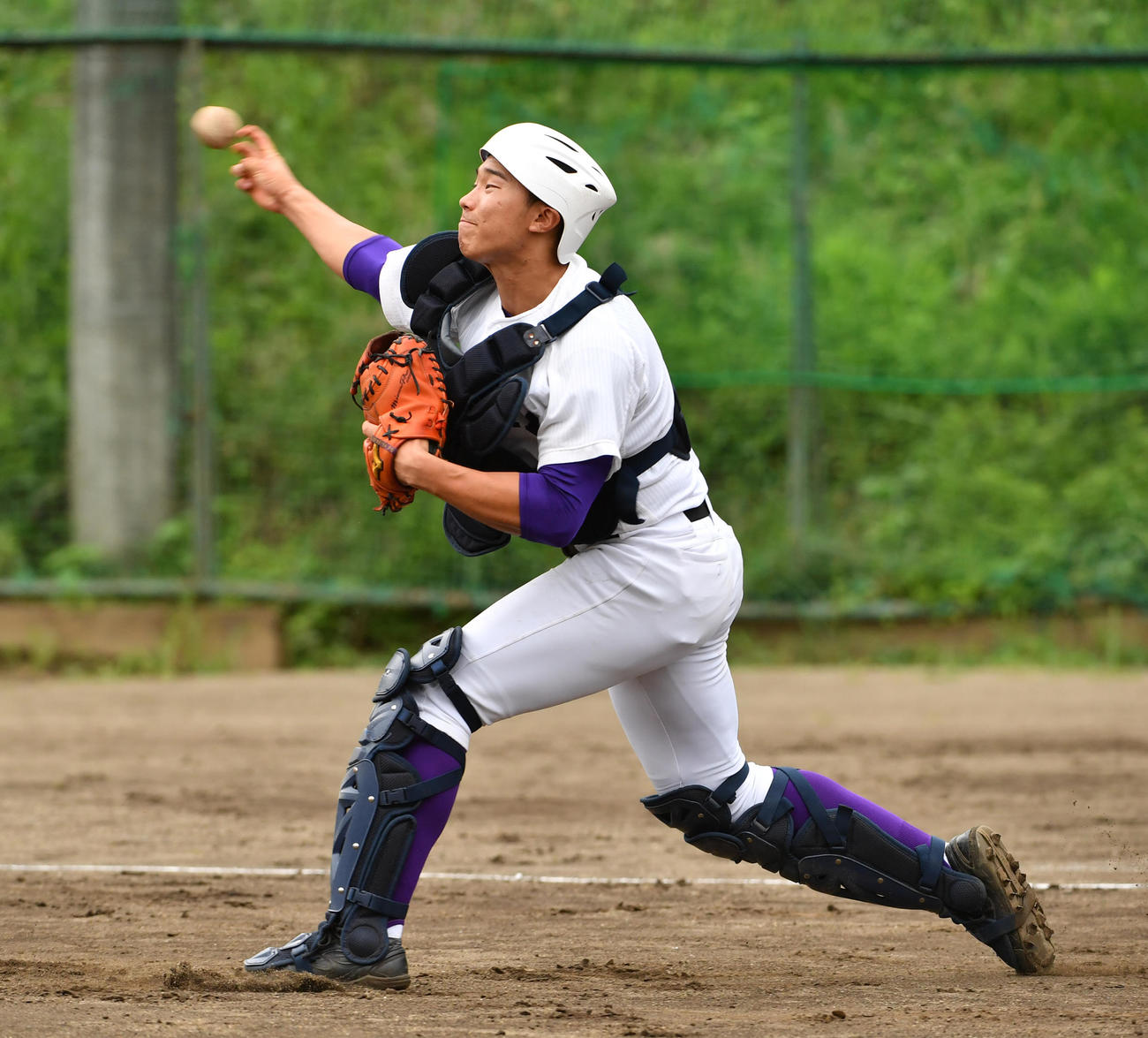 練習で送球する成田・古谷捕手（撮影・柴田隆二）