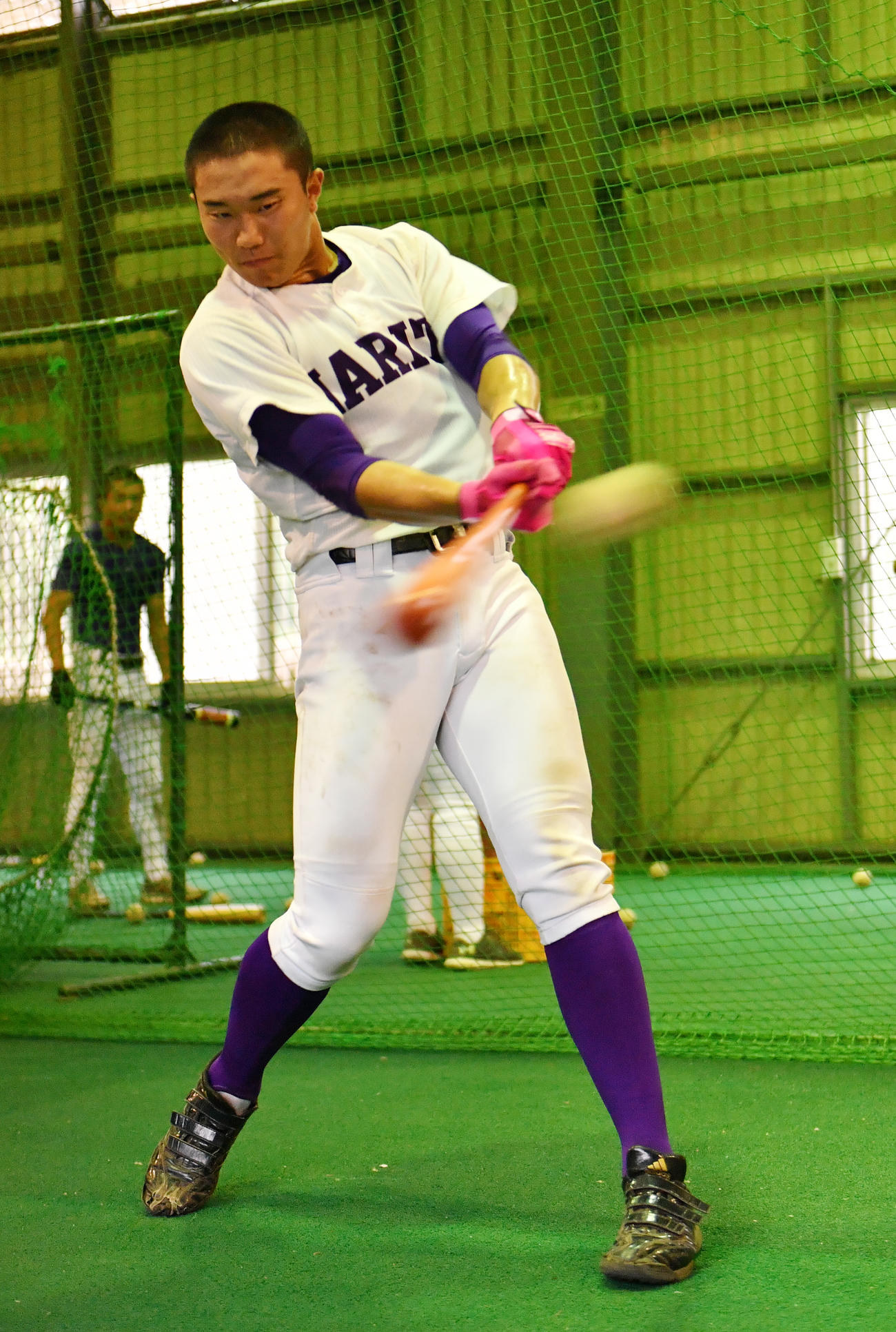 練習でトス打撃をする成田・古谷捕手（撮影・柴田隆二）