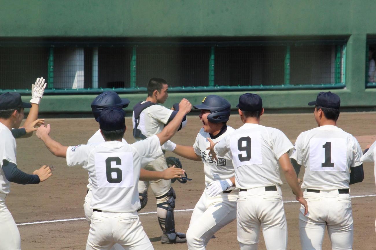 日大三対佼成学園　9回裏佼成学園1死二塁、サヨナラ打を放った堀川（中央）は仲間と喜ぶ