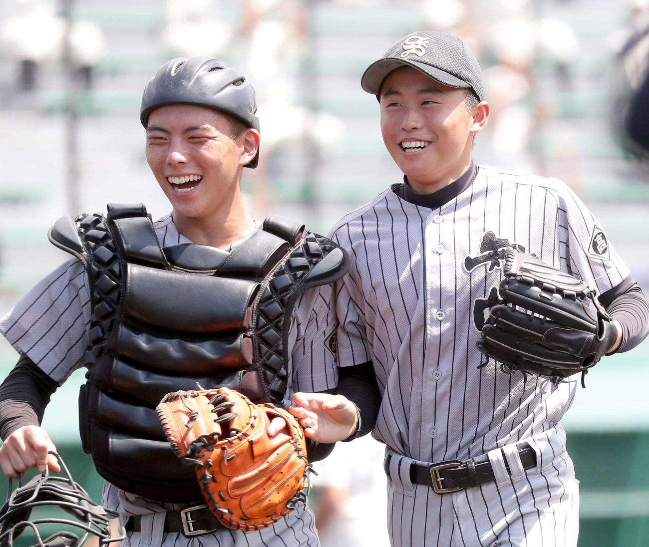 笑顔でベンチに戻る知内の森善（左）、斎藤バッテリー（撮影・佐藤翔太）