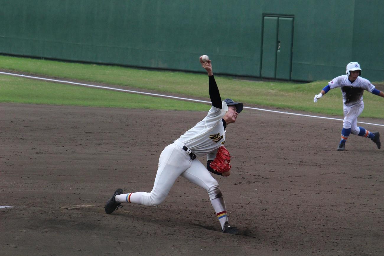 創価対世田谷学園　力投する創価先発の森畑