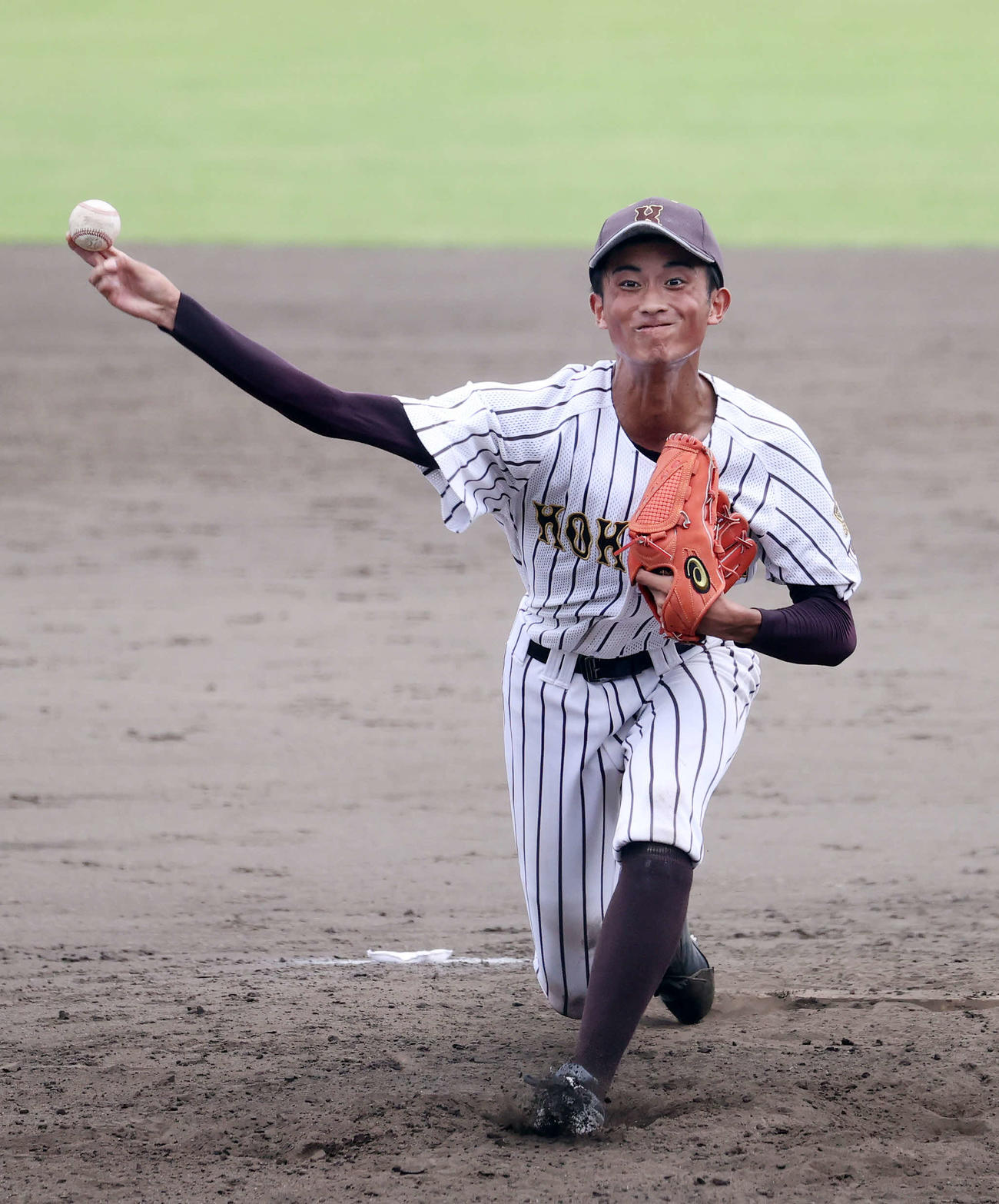 早実対国士舘　好投した国士舘・中西（撮影・鈴木正人）