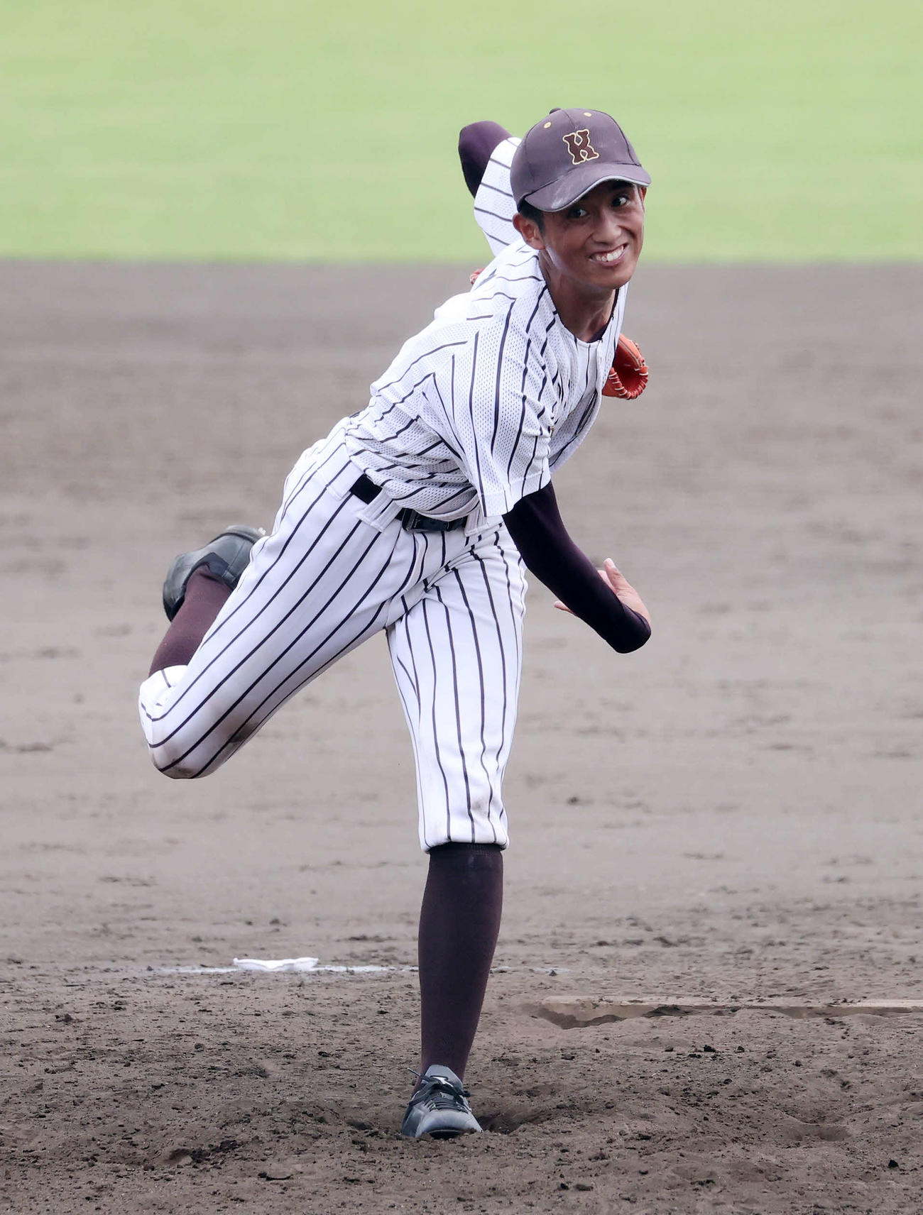 早実対国士舘　力投する国士舘・中西（撮影・鈴木正人）