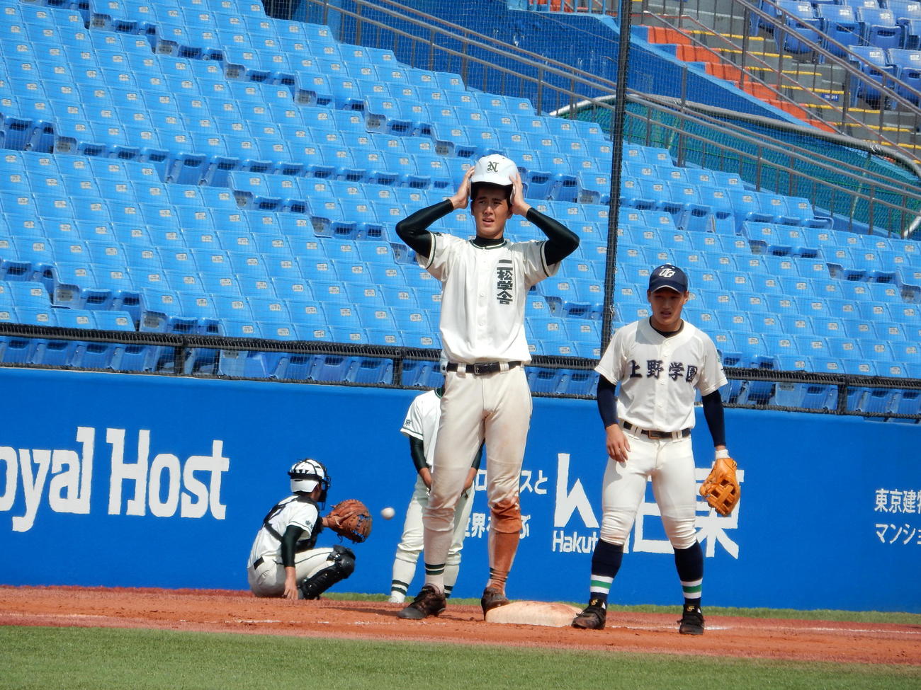 上野学園対二松学舎大付　2回に中前打した二松学舎大付の秋広は、次打者の一塁強襲打で一気に一塁から三塁を奪った