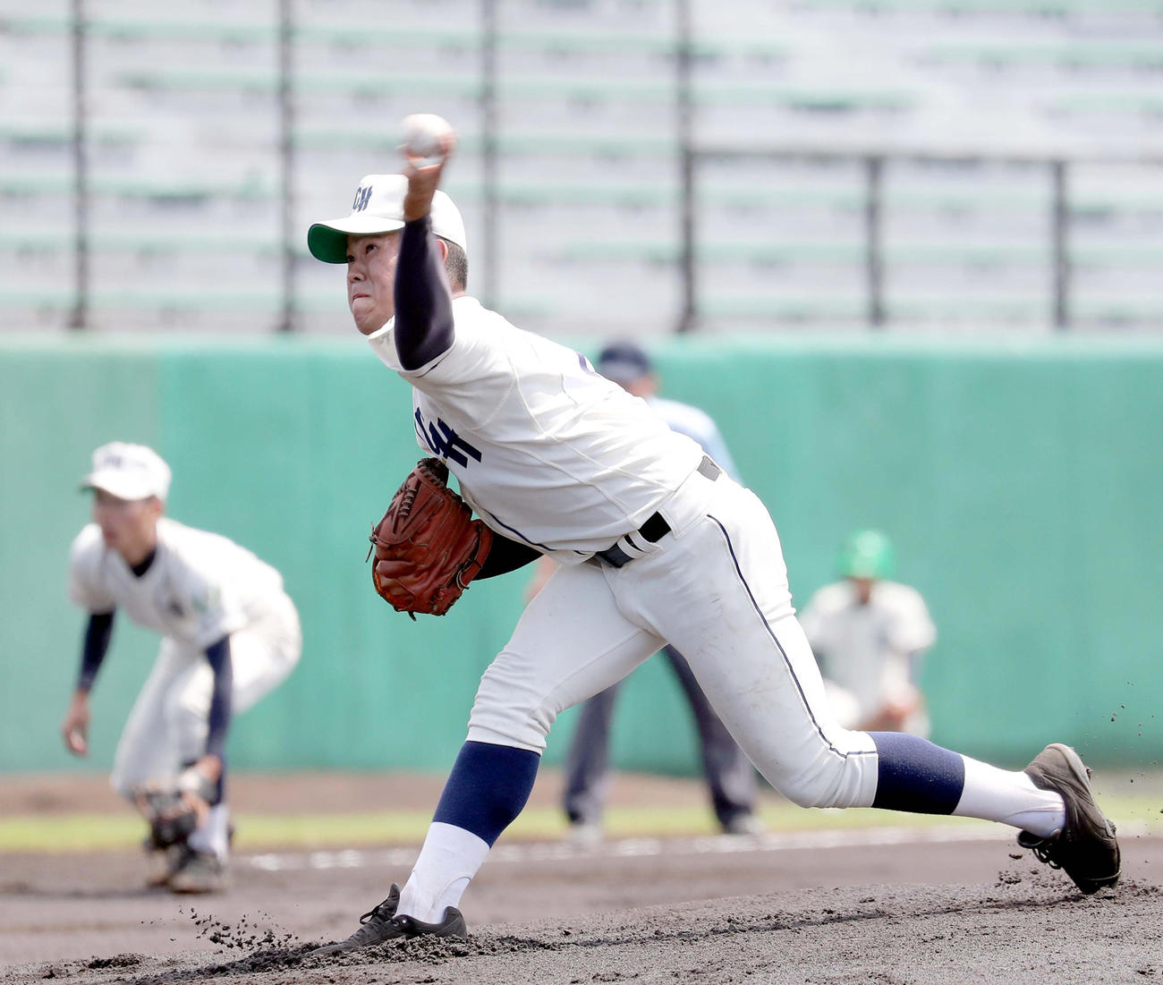 力投する苫小牧中央先発の根本（撮影・佐藤翔太）