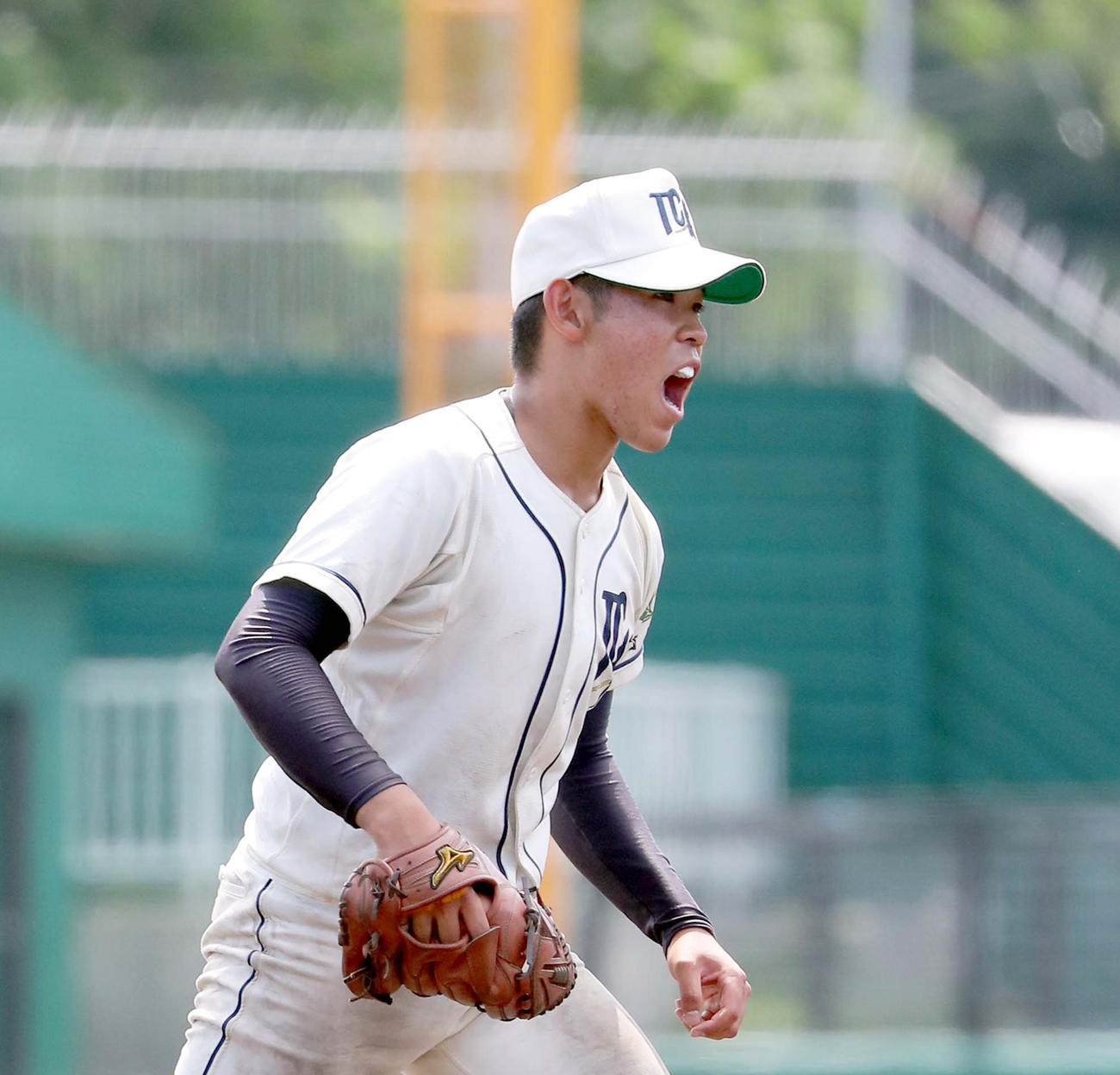 7回表知内2死、川村を三振に抑え吠える駒大苫小牧の根本（撮影・佐藤翔太）