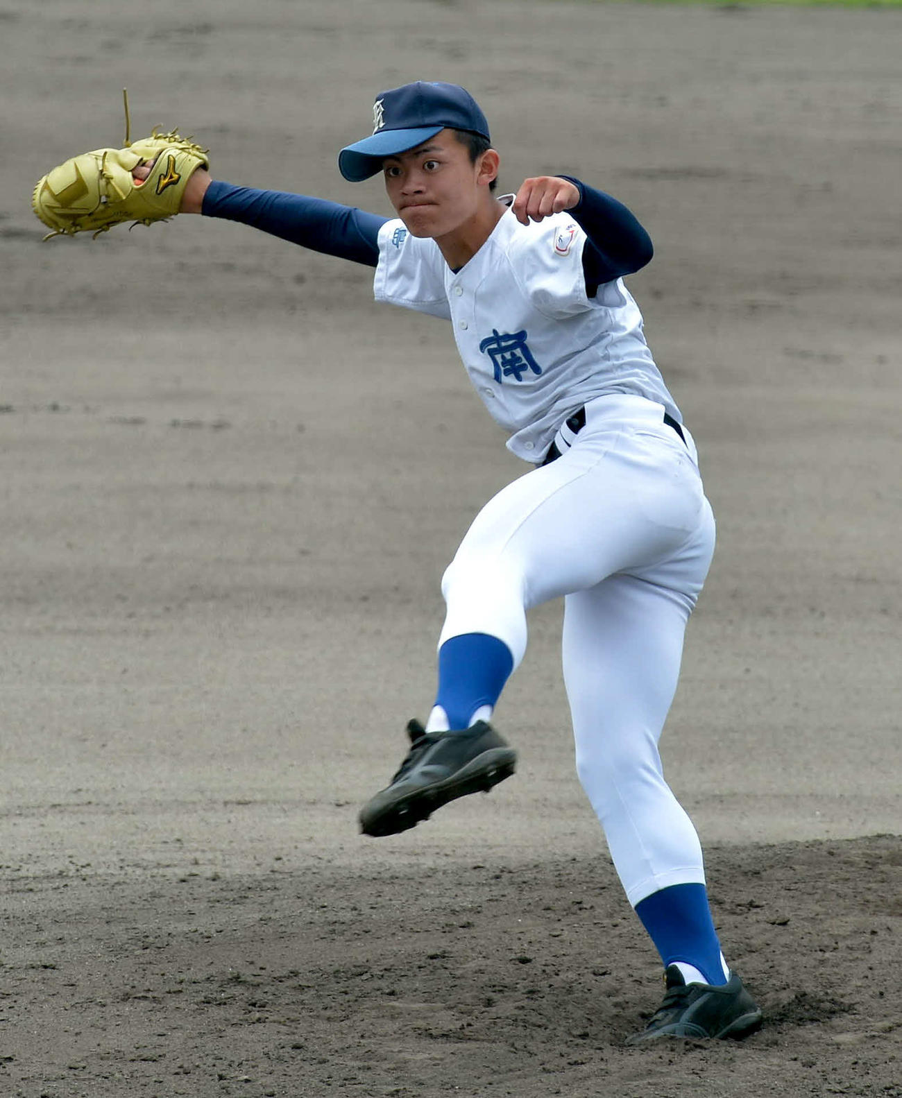 6回から2番手で登板。ダイナミックなフォームで10三振を奪った光南・国井（撮影・佐藤究）　
