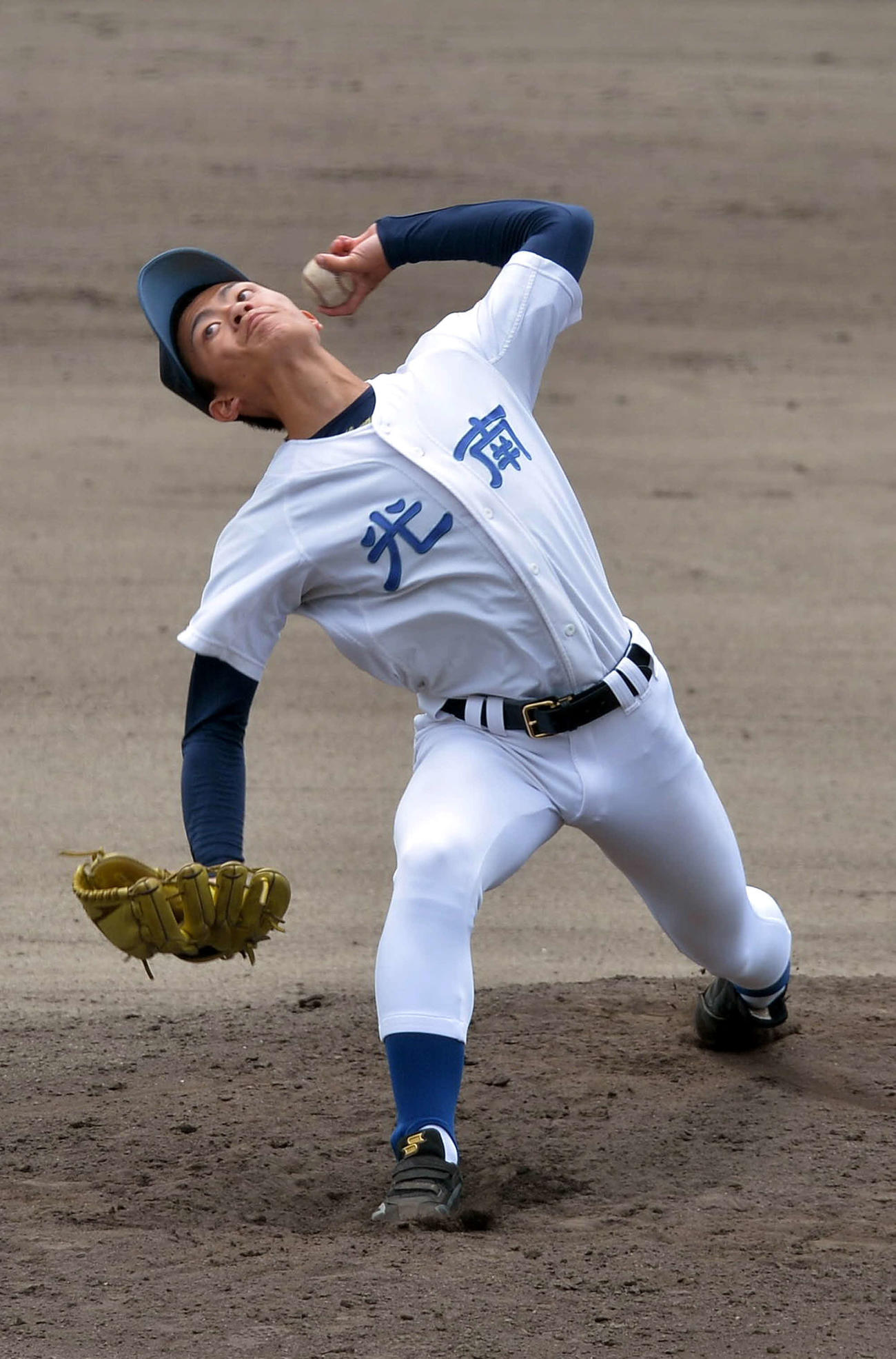 6回から2番手で登板。ダイナミックなフォームで10三振を奪った光南・国井（撮影・佐藤究）　