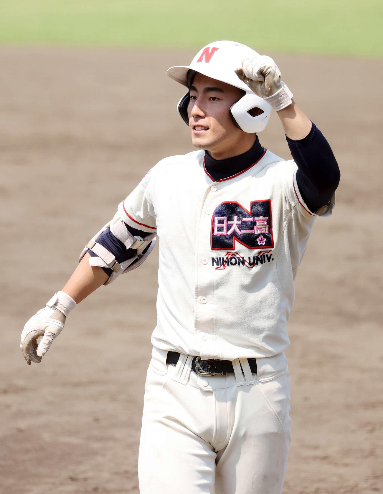 日大二対東海大菅生　4回表日大二2死一、二塁、折笠は左前適時打を放ちガッツポーズ（撮影・鈴木正人）