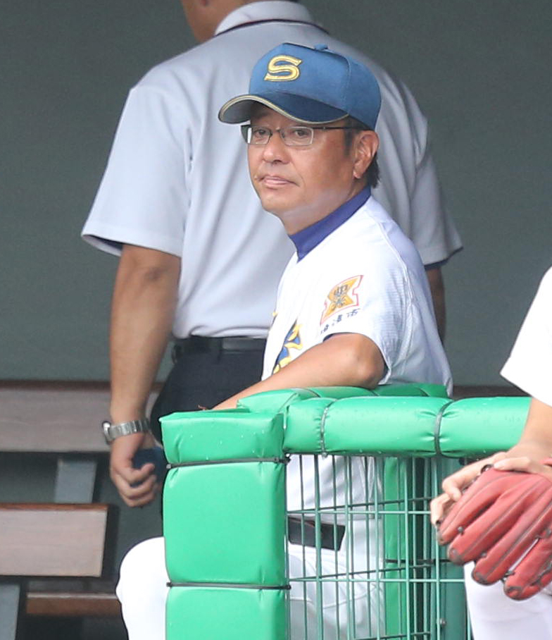 試合を見つめる聖光学院・斎藤監督