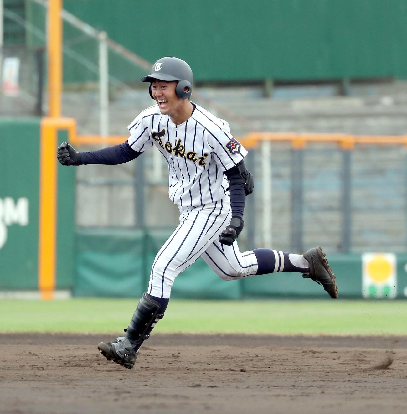 北照対東海大札幌　11回裏東海大札幌1死二、三塁、逆転サヨナラとなる適時二塁打を放ちチームメートに駆け寄る岡部（撮影・佐藤翔太）