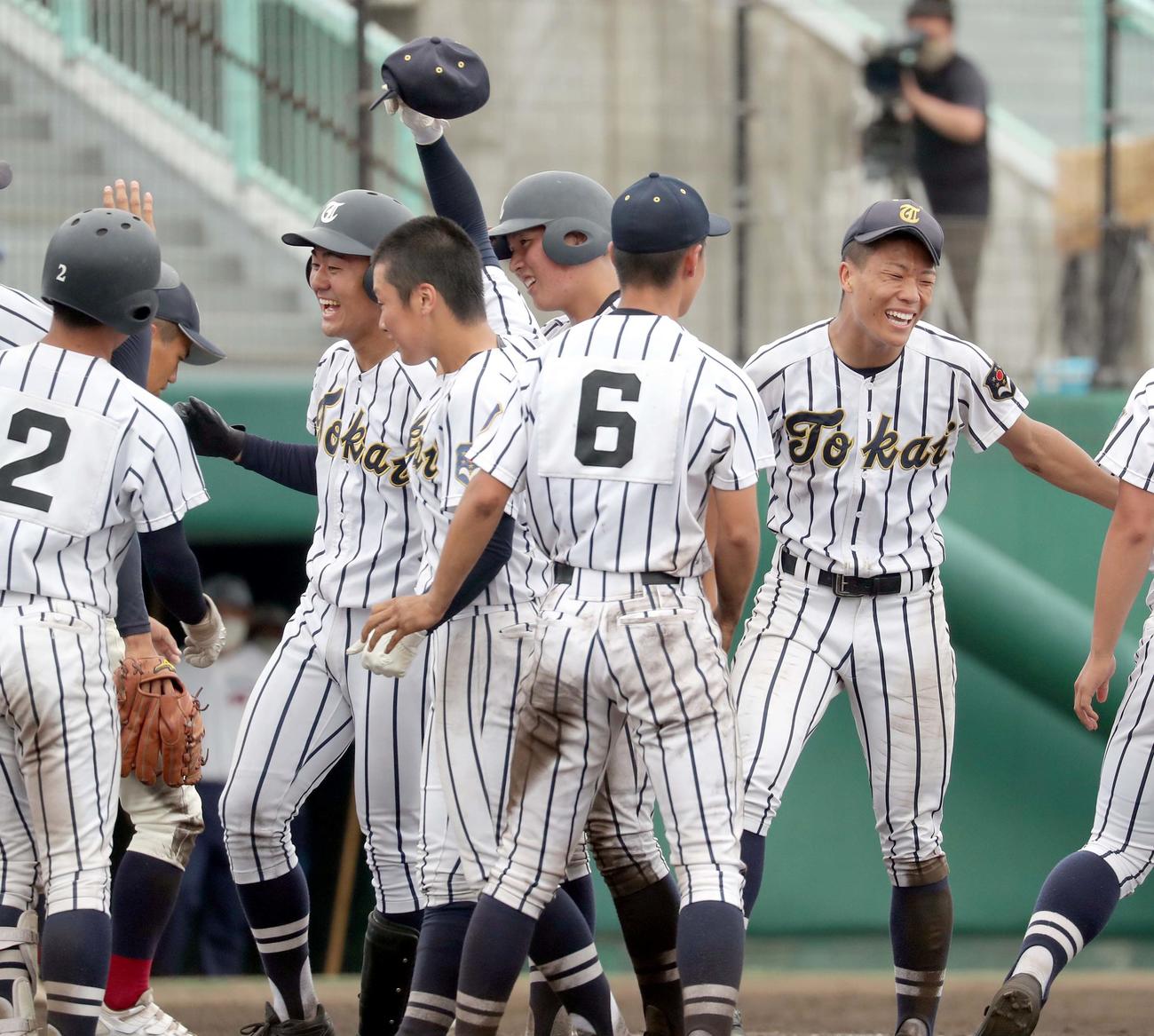 北照対東海大札幌　11回裏東海大札幌1死二、三塁、、サヨナラとなる適時二塁打を放ちチームメートに祝福される岡部（左から3人目）（撮影・佐藤翔太）