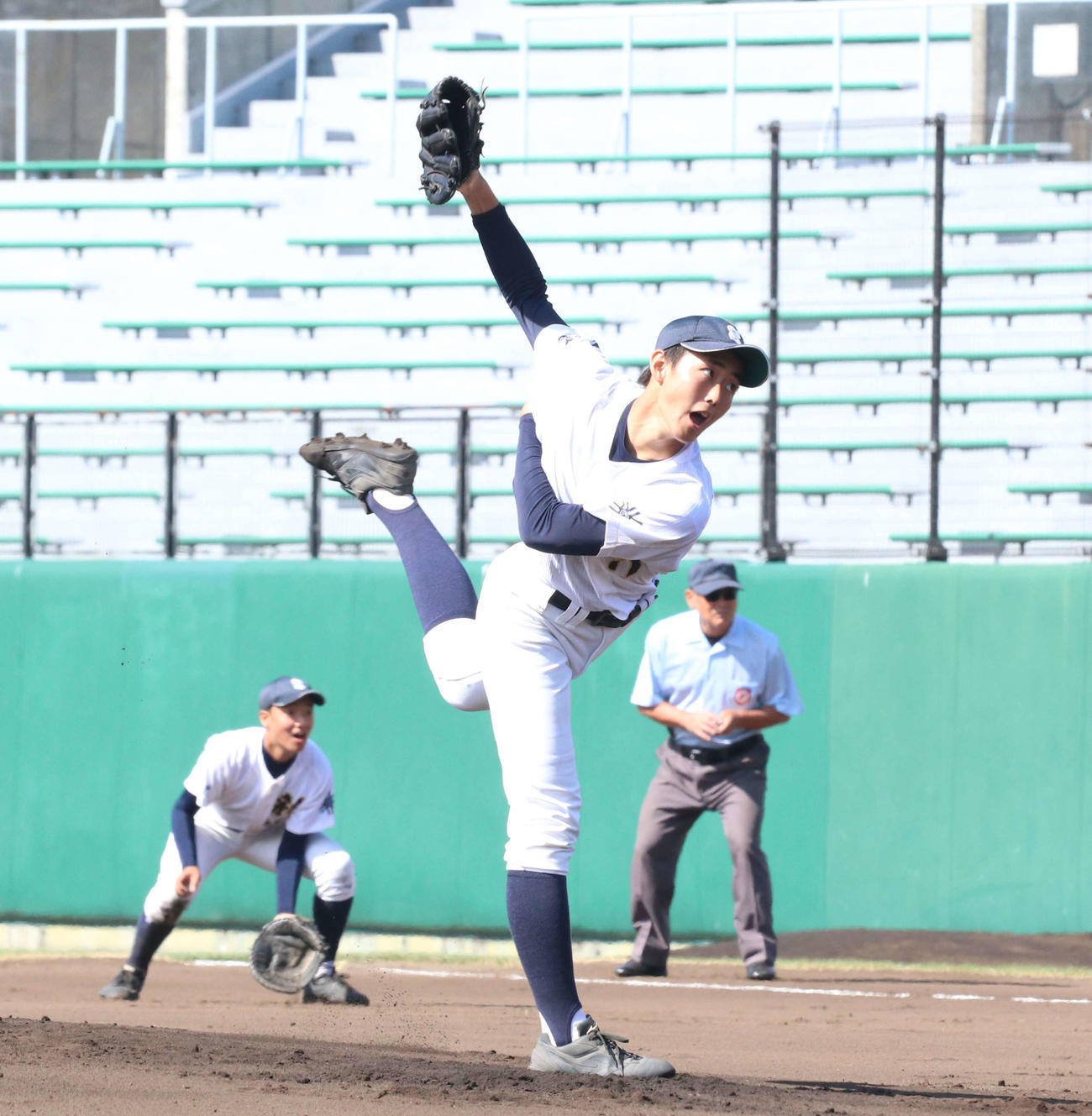 札幌新川対駒大苫小牧　4回2／3を5失点と苦しんだ札幌新川先発の秋山（撮影・浅水友輝）