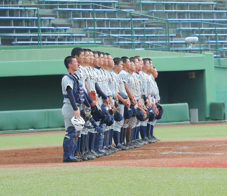 11－0のコールドで小山北桜に勝利し校歌を歌う足利大付ナイン（撮影・河田真司）　