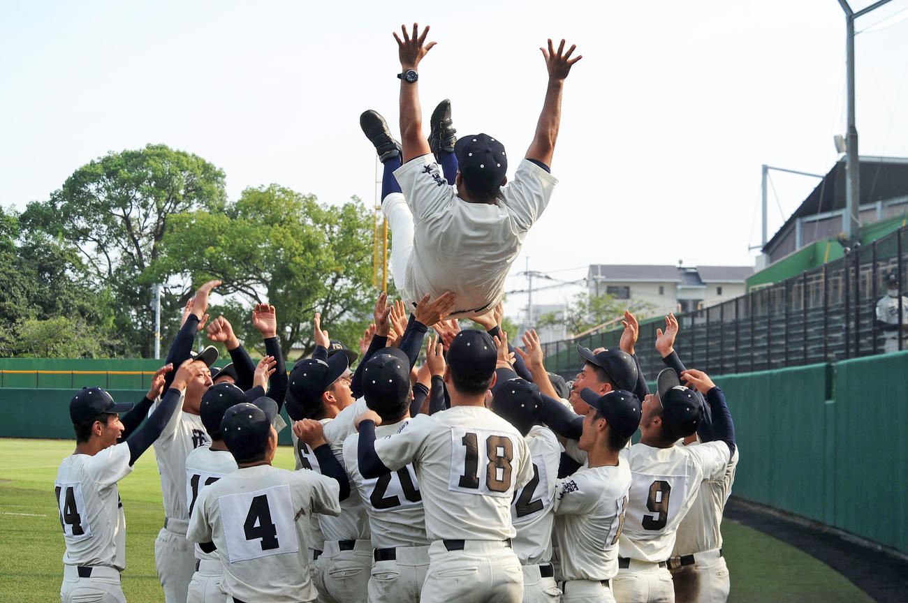 筑後地区大会を制し高原監督を胴上げする西日本短大付ナイン（撮影・浦田由紀夫）