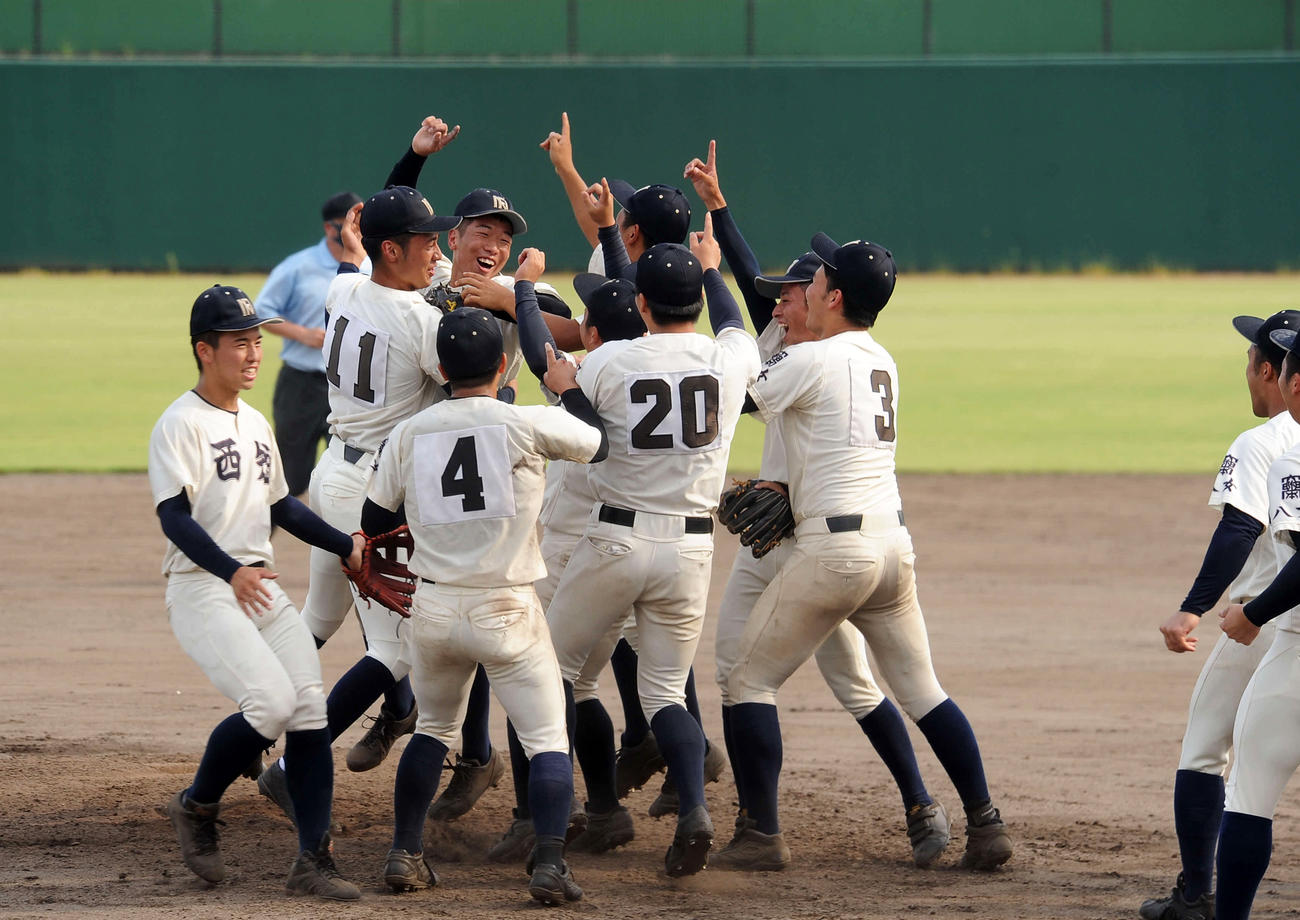 筑後地区大会を制して歓喜する西日本短大付ナイン（撮影・浦田由紀夫）